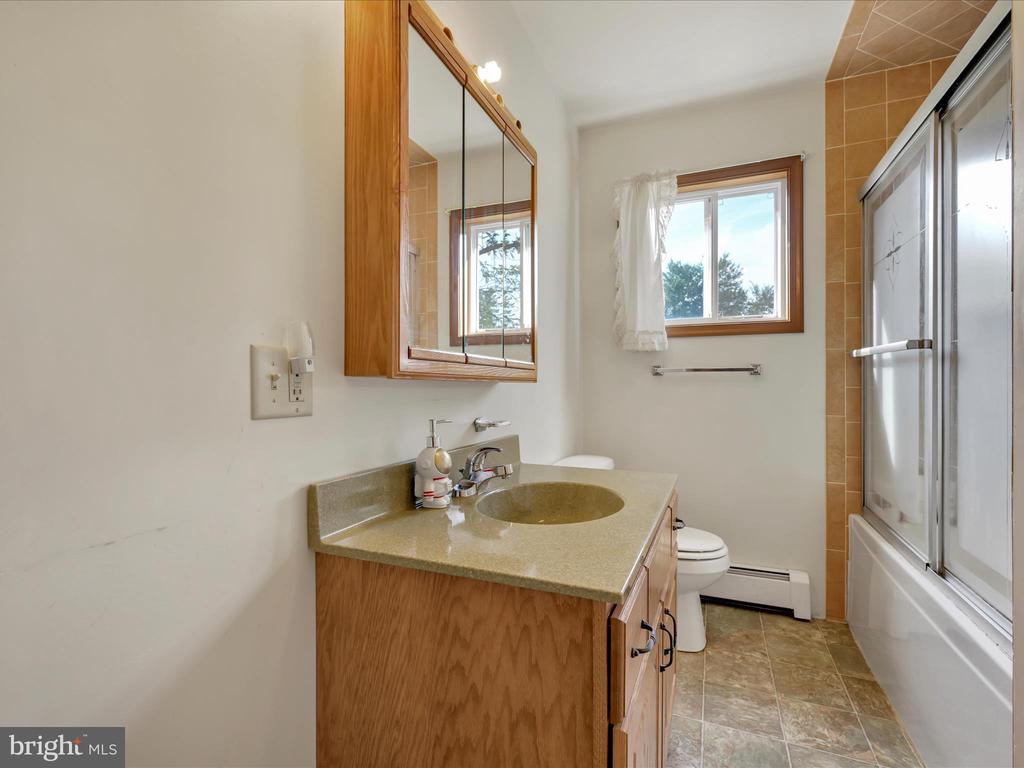 1042 W WOODLAND DRIVE