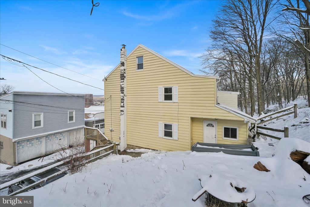 1023 W SCHUYLKILL
