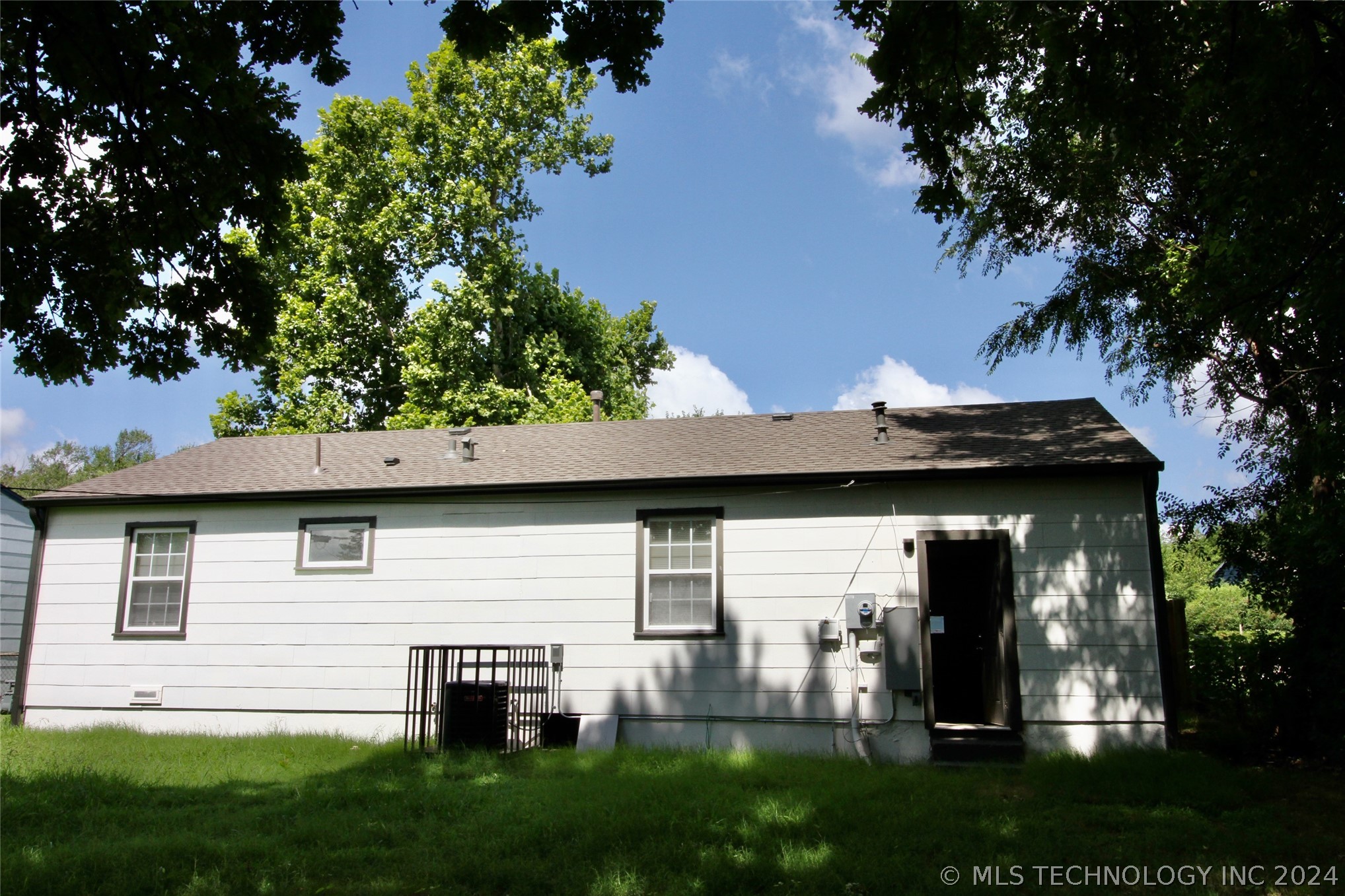 3123 N Iroquois Avenue