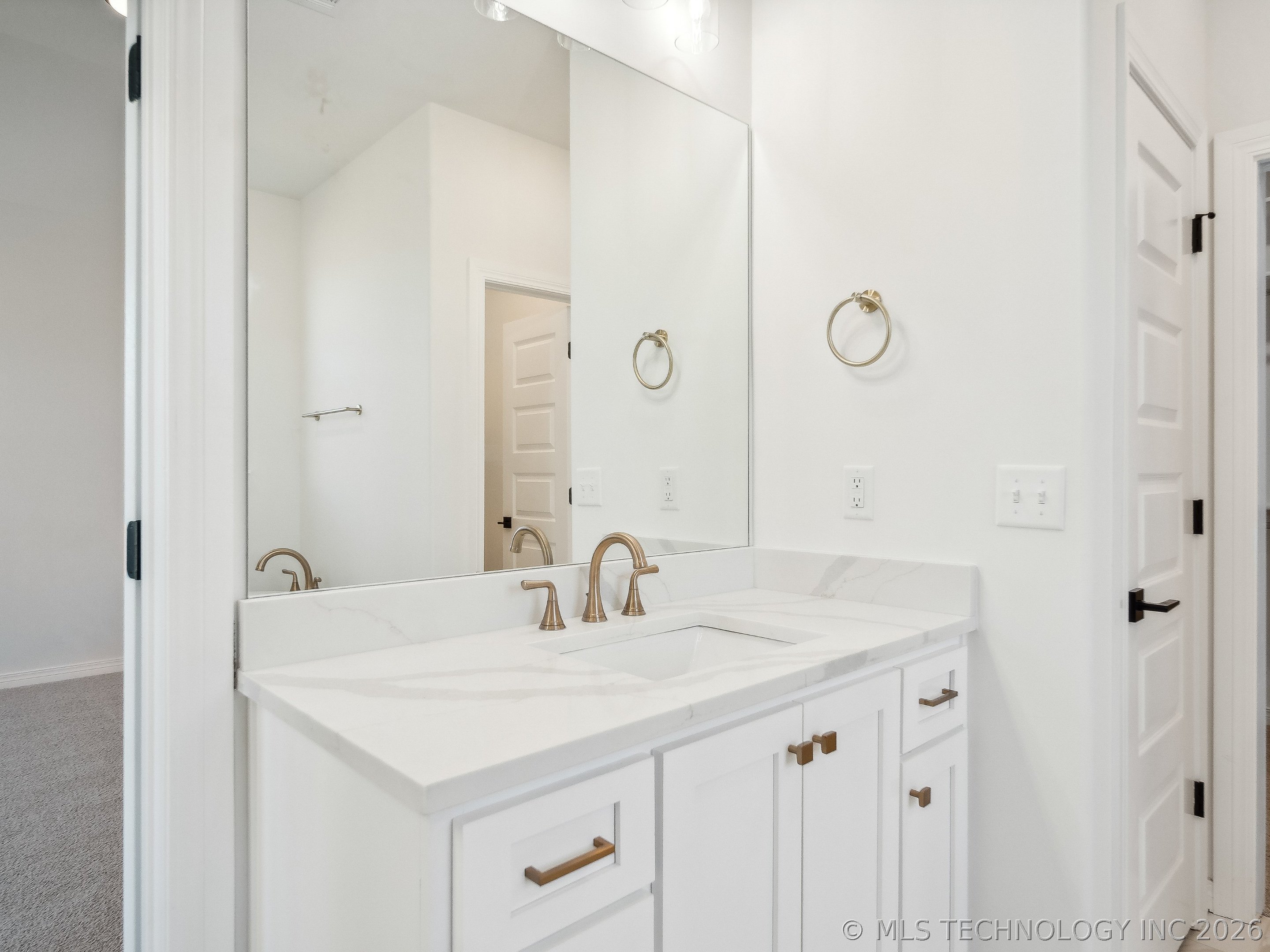 13715 S 20th Place E