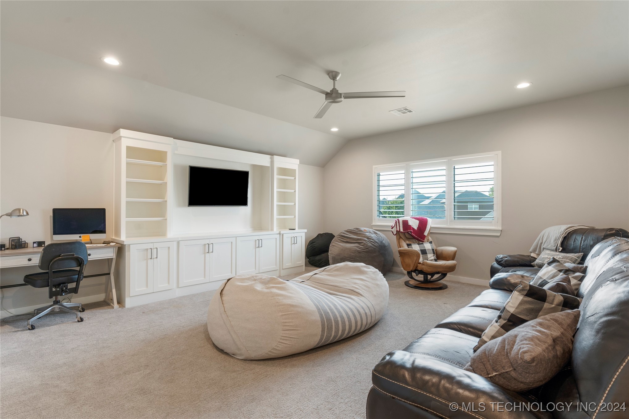 1109 S Kalanchoe Avenue