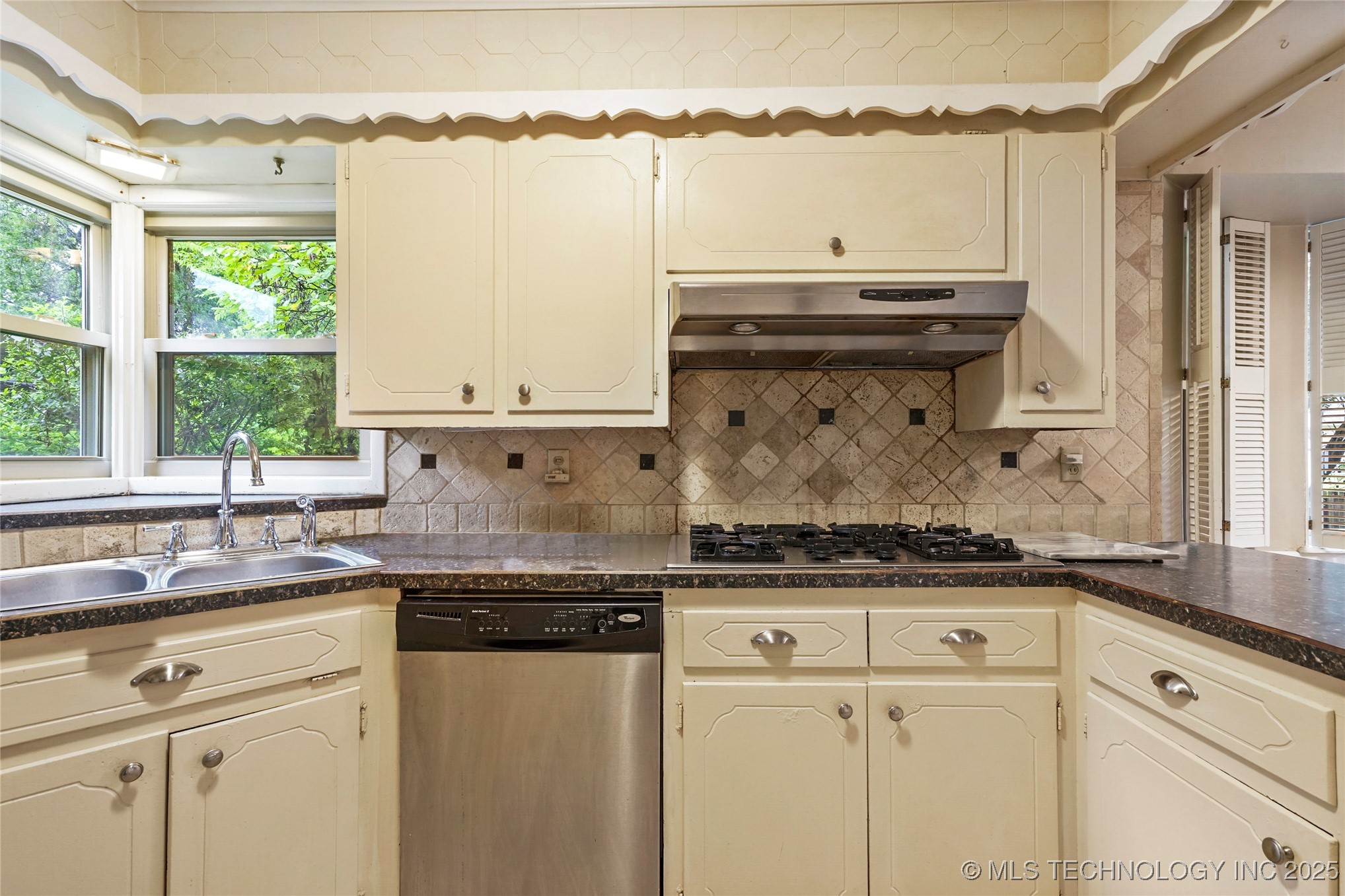 6946 E 20th Place