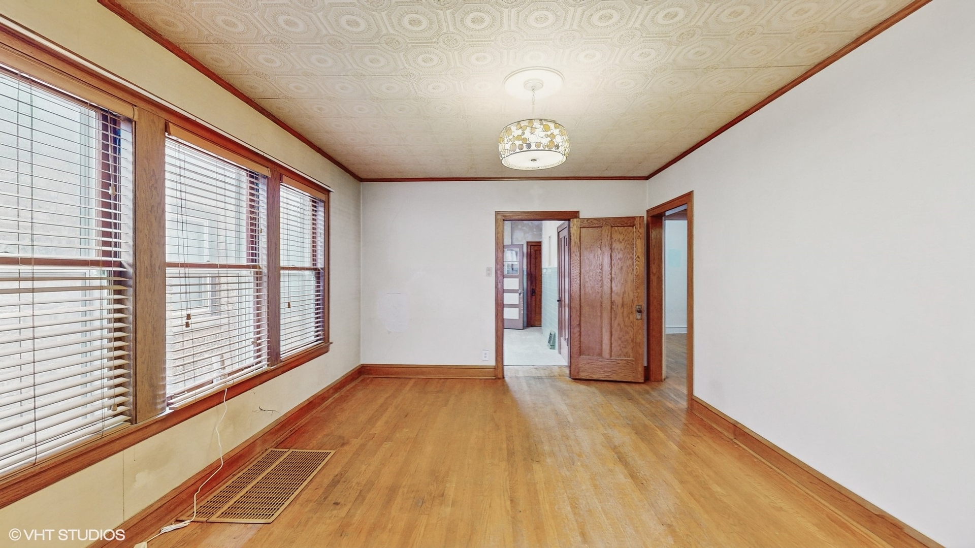 4419 W Roscoe Street