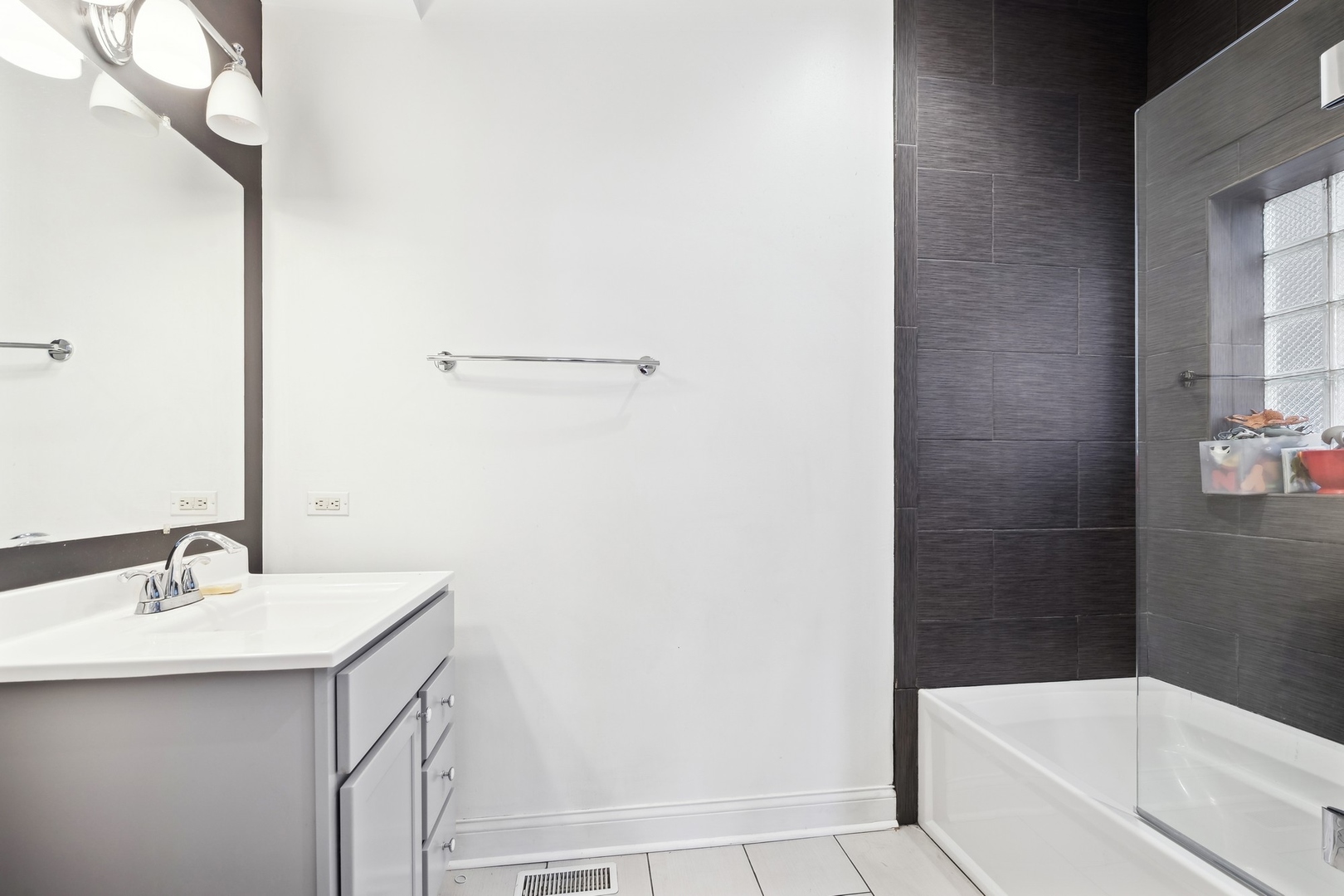 1942 N Francisco Avenue Unit: 1S