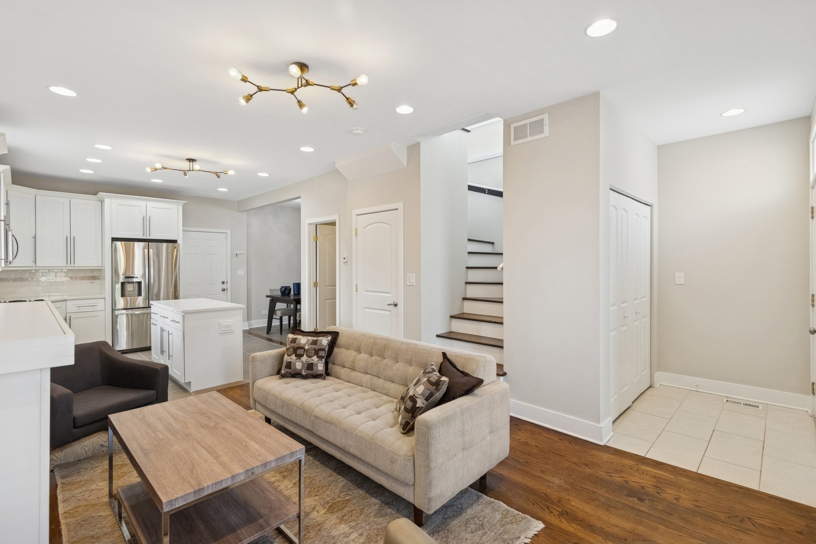 2415 W WASHBURNE Avenue