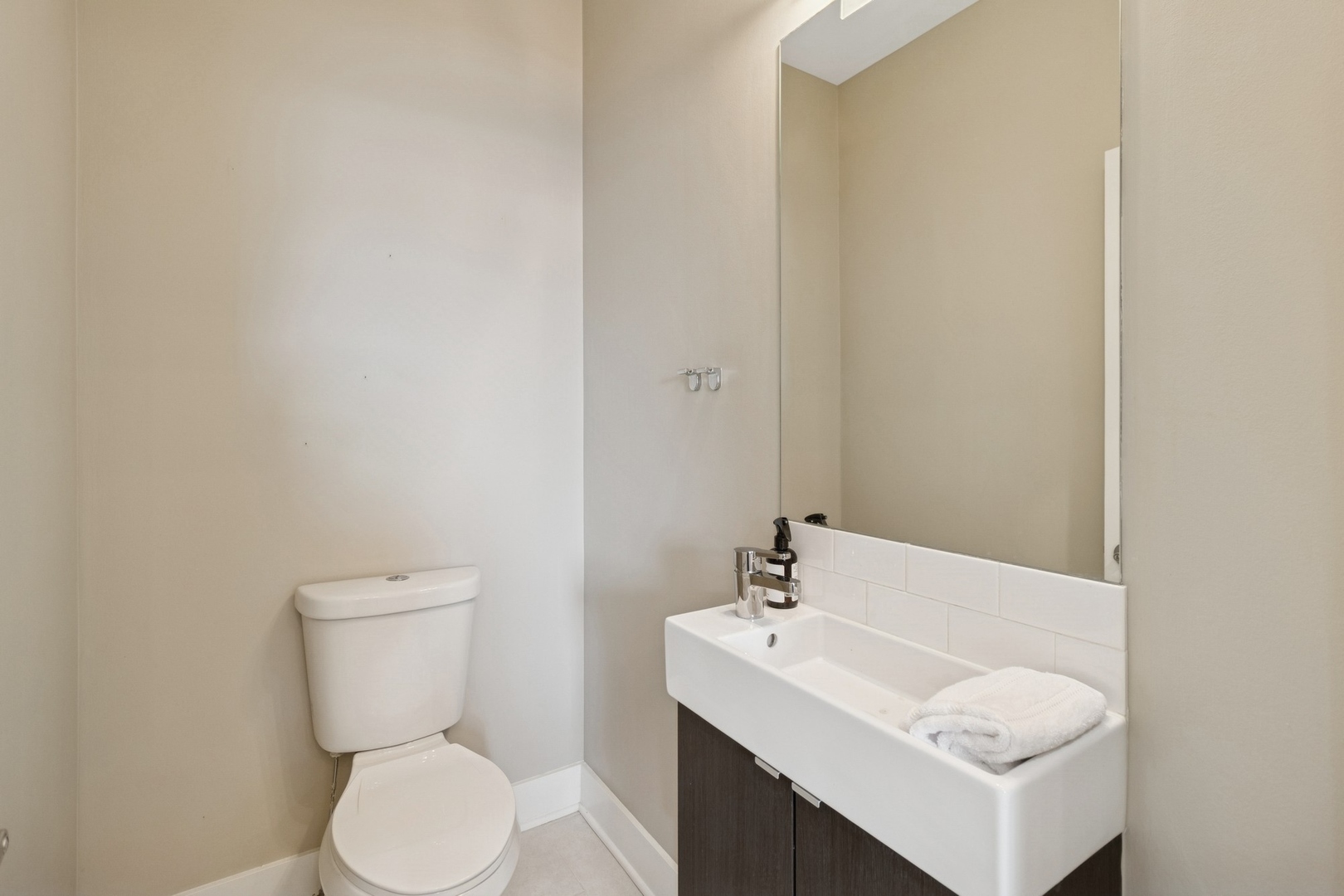 2415 W WASHBURNE Avenue