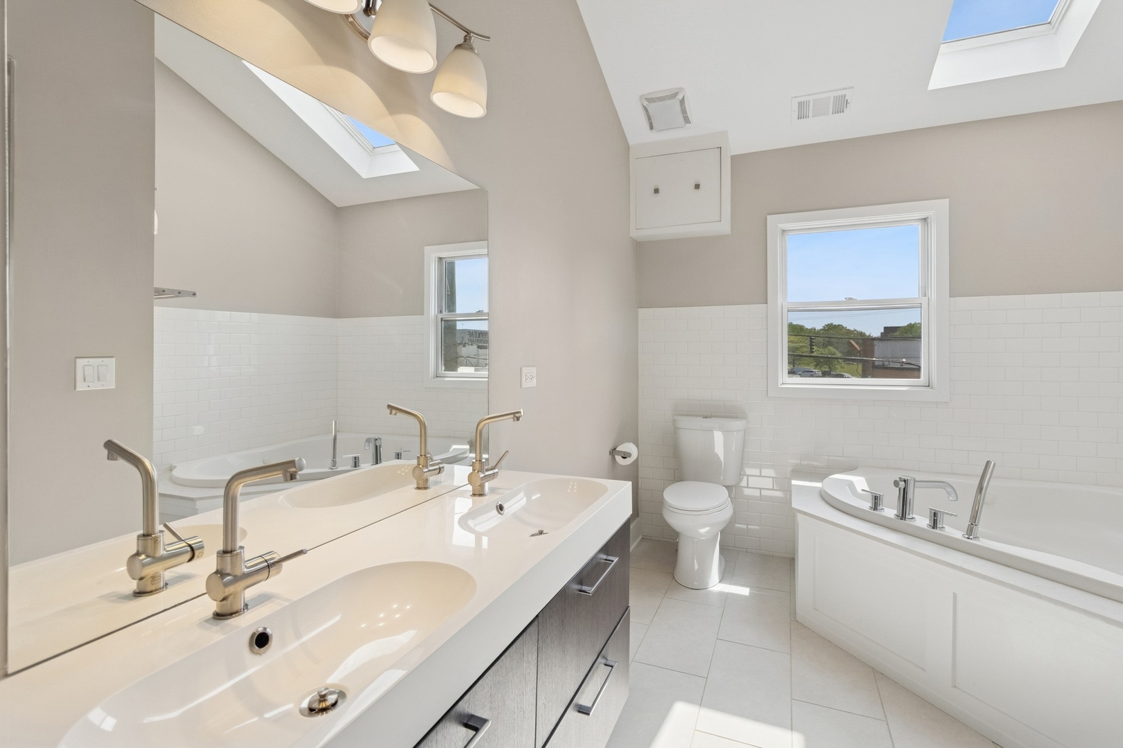 2415 W WASHBURNE Avenue