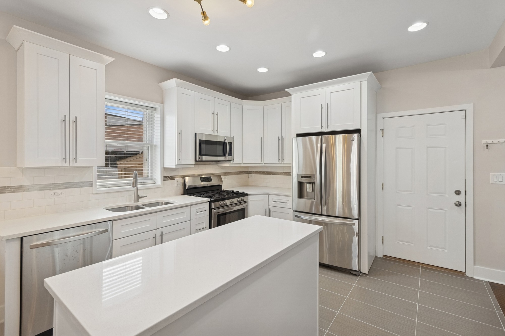 2415 W WASHBURNE Avenue