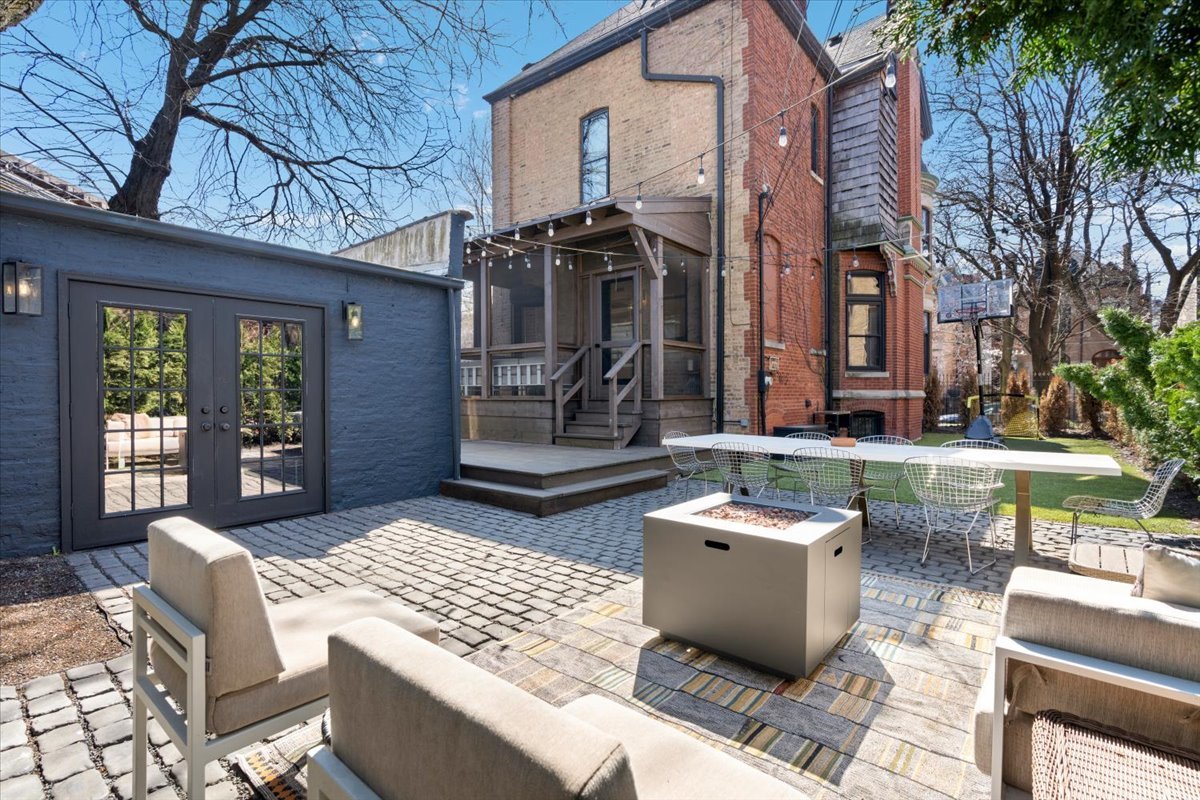 2138 W Caton Street