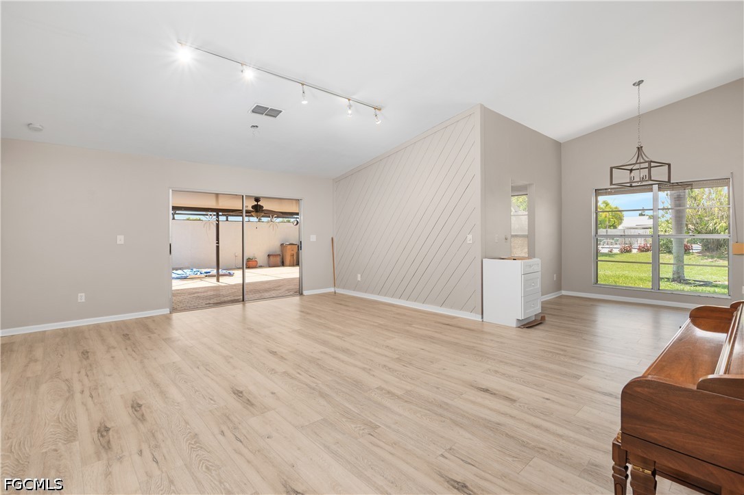 9749 Maplecrest CIR