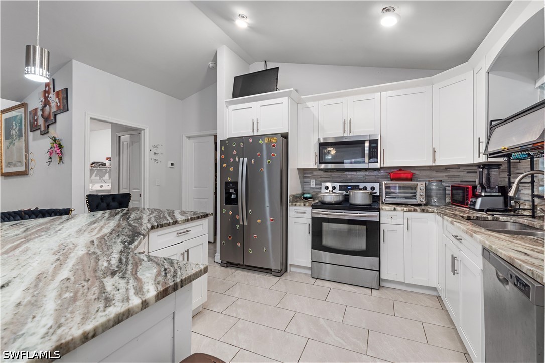 2618 Helen CIR