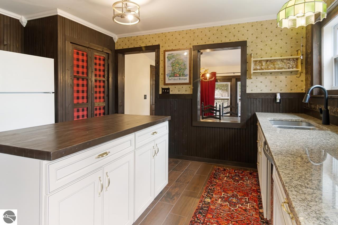 6485 Lakeshore Road