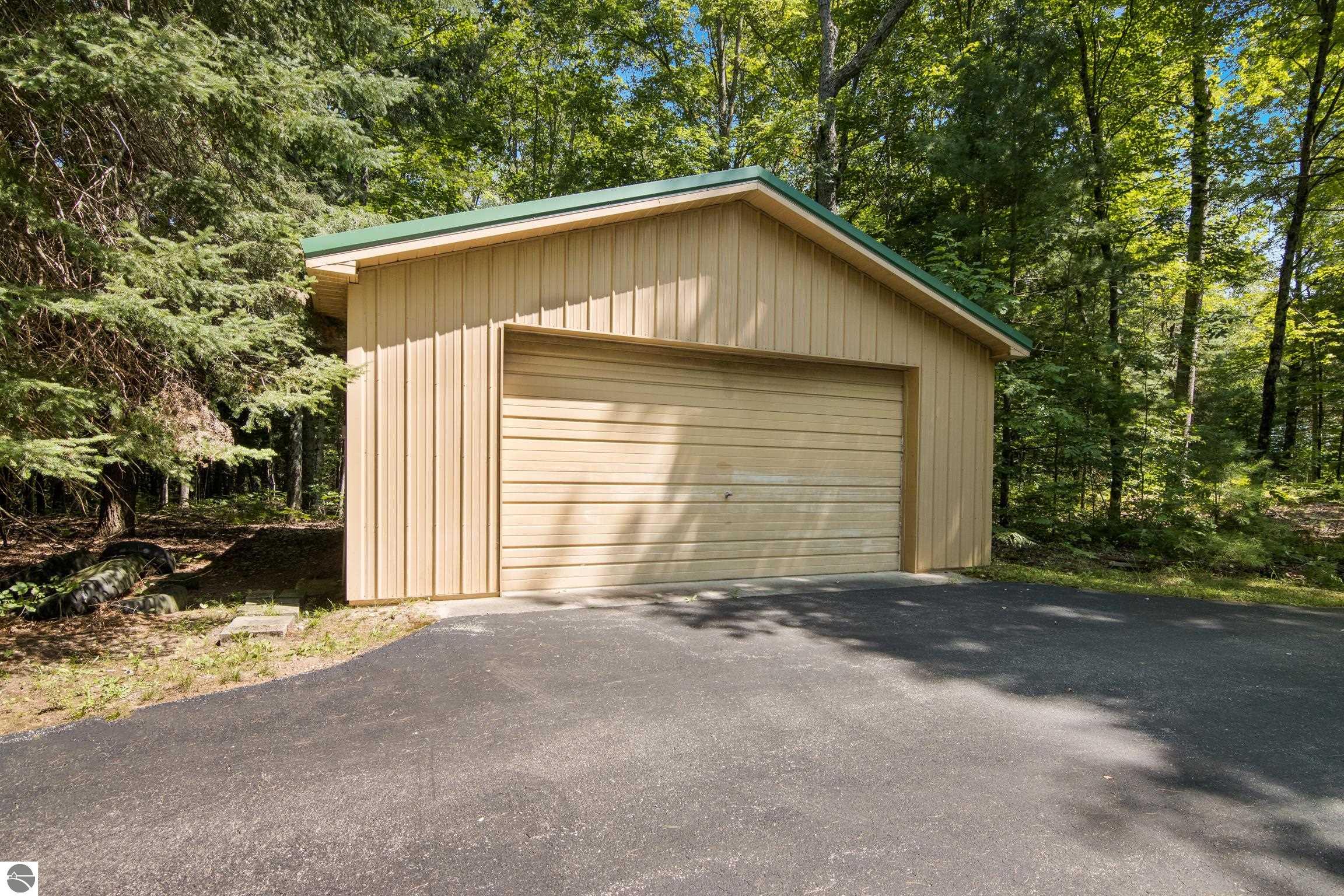 15300 Roaring Brook