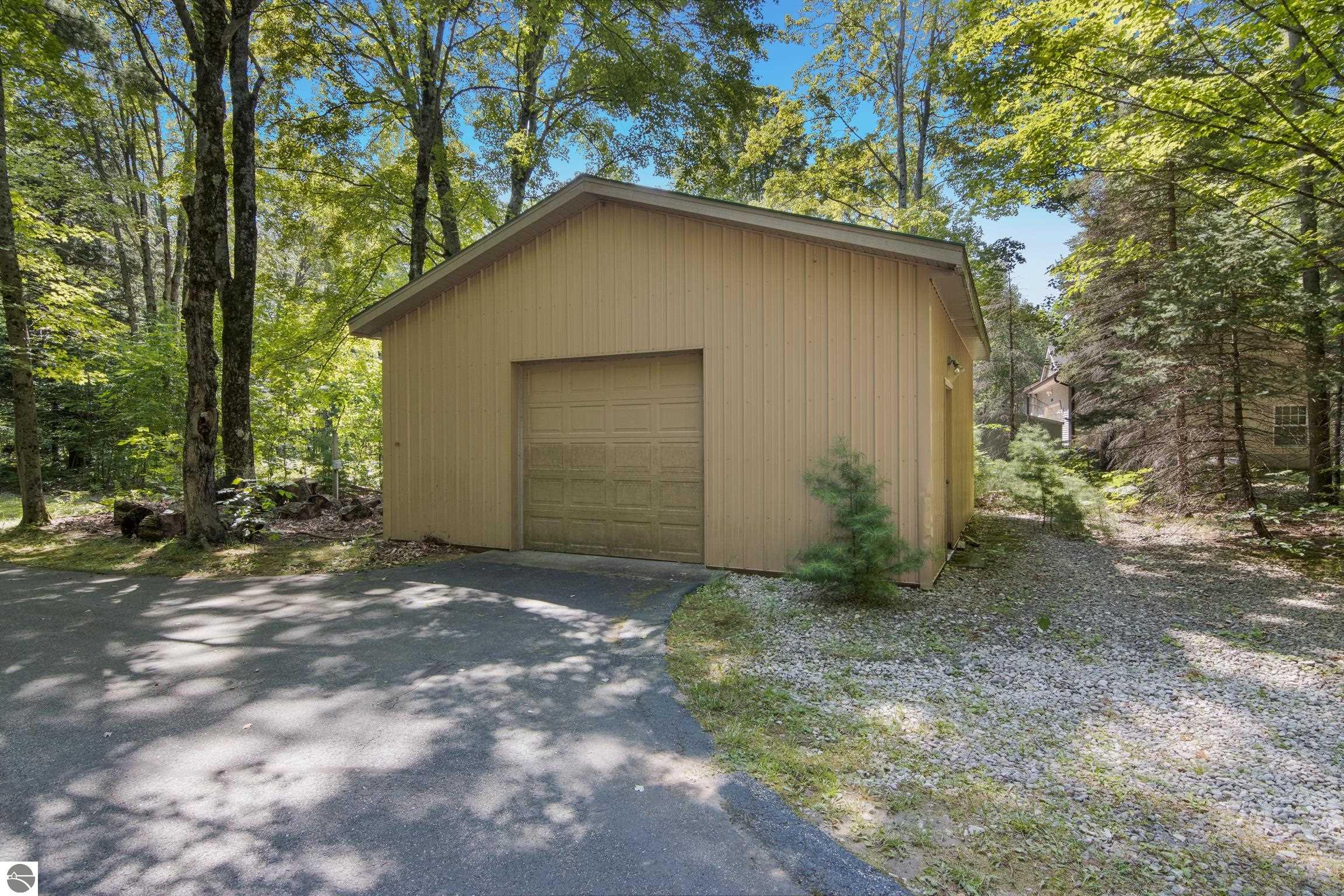 15300 Roaring Brook
