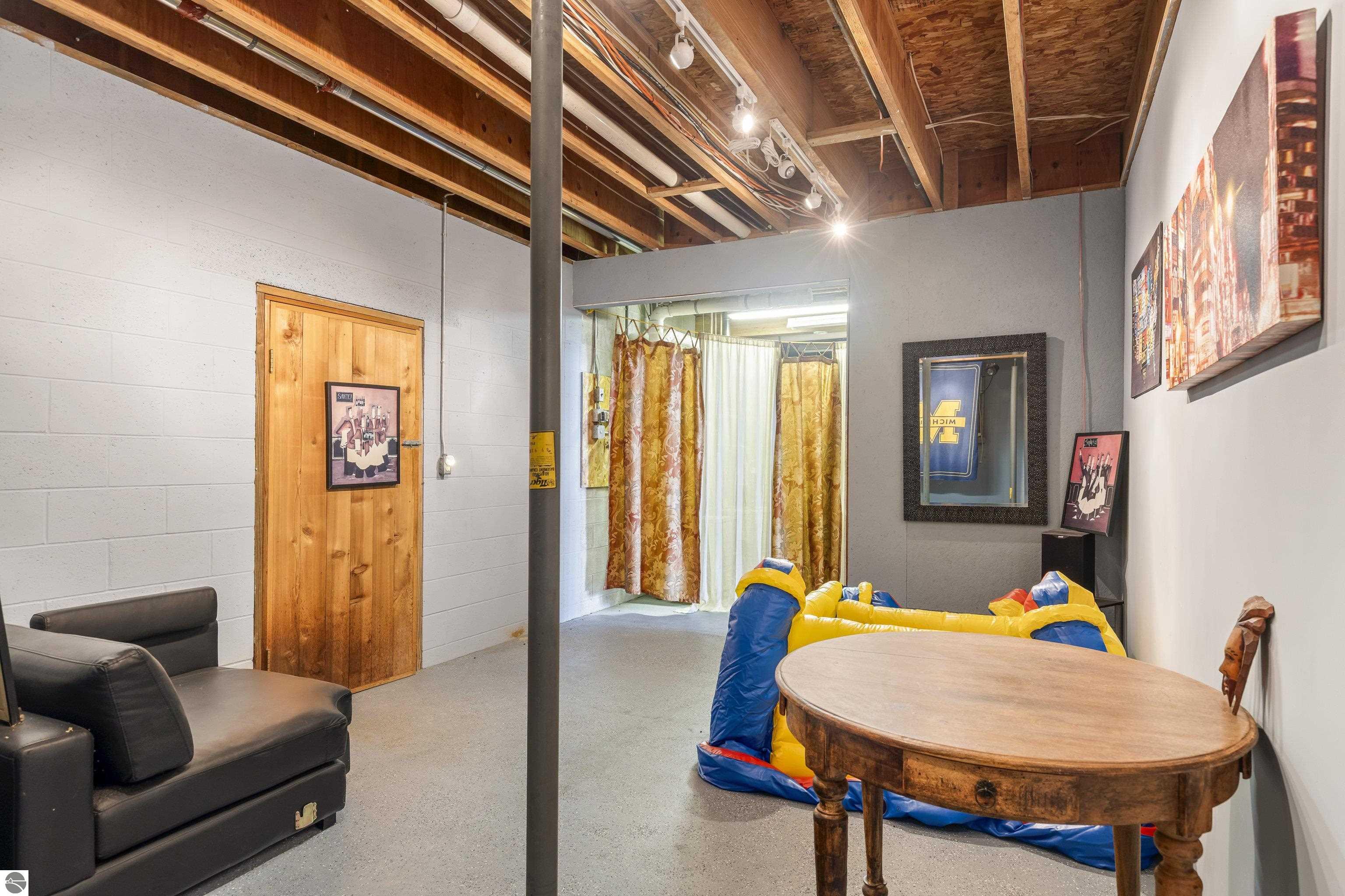 2855 Eleven Mile Road