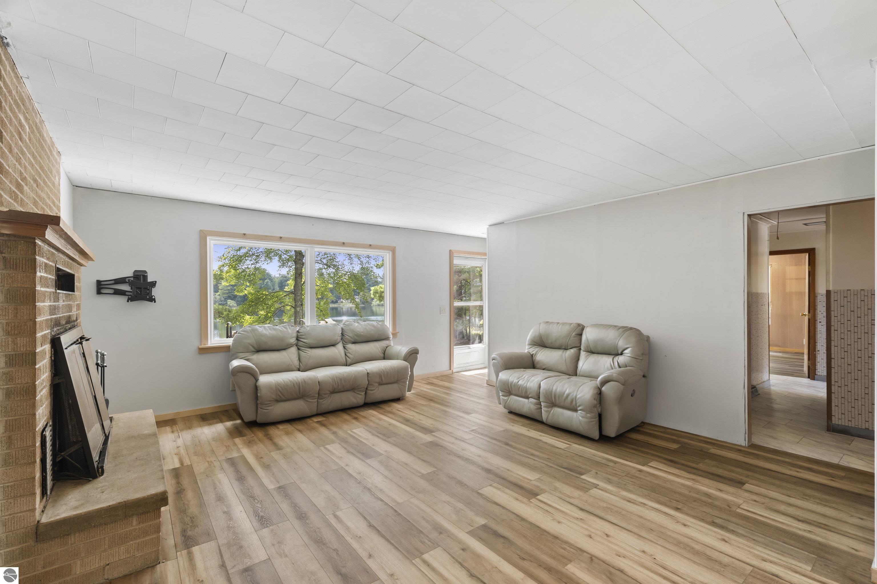 4710 Lakeside Drive