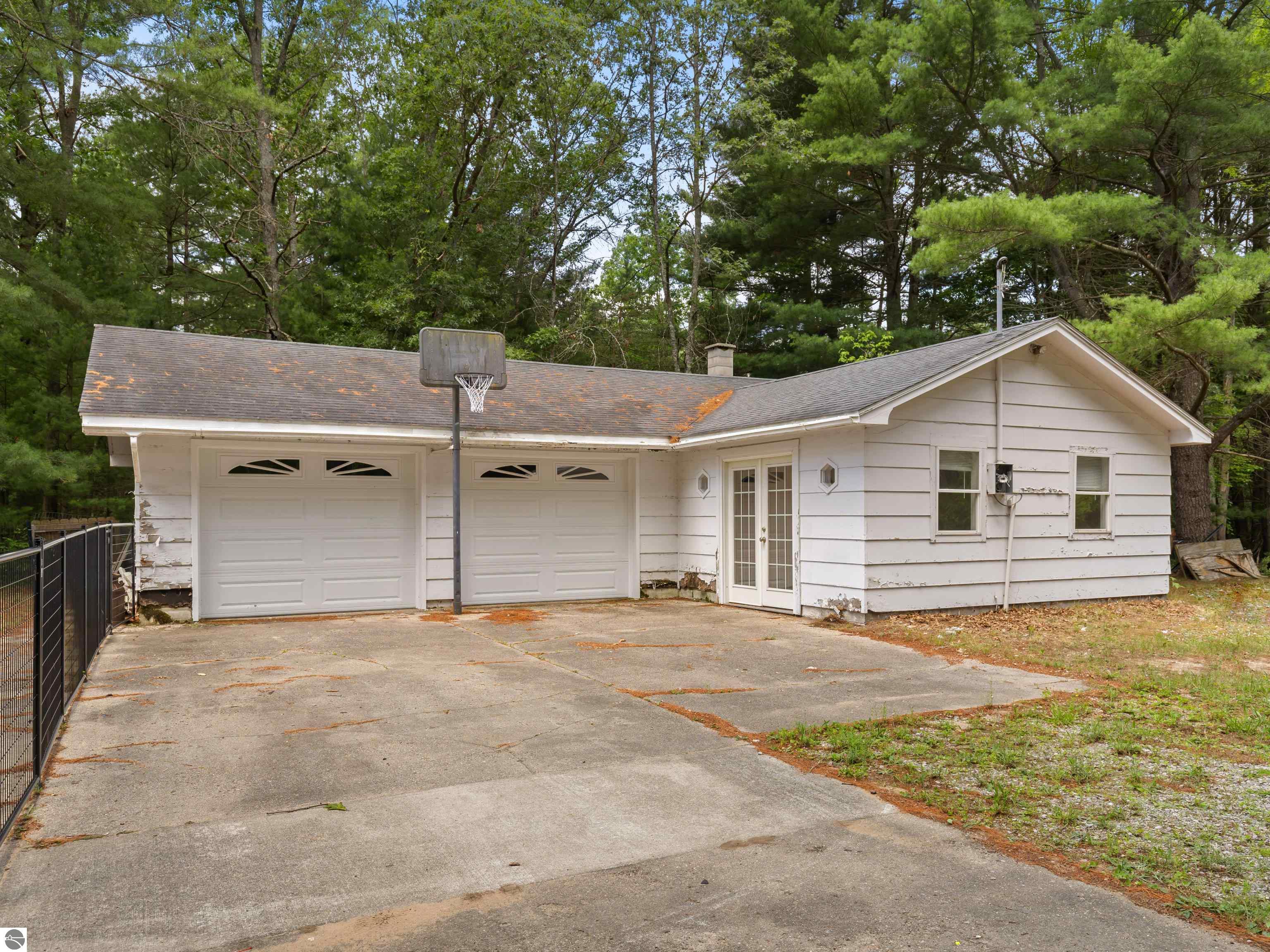 4710 Lakeside Drive