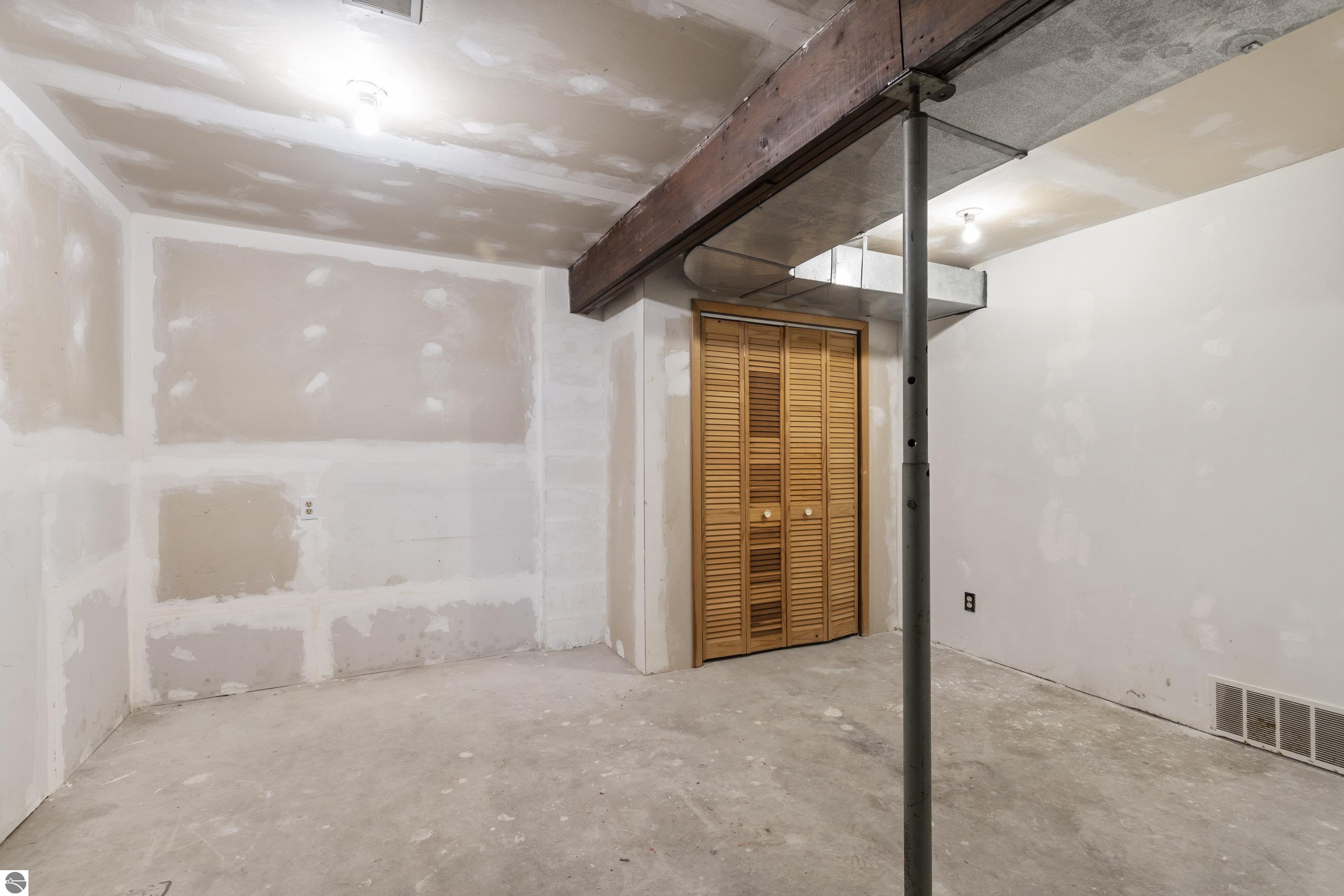 2737 Ellsworth Trail
