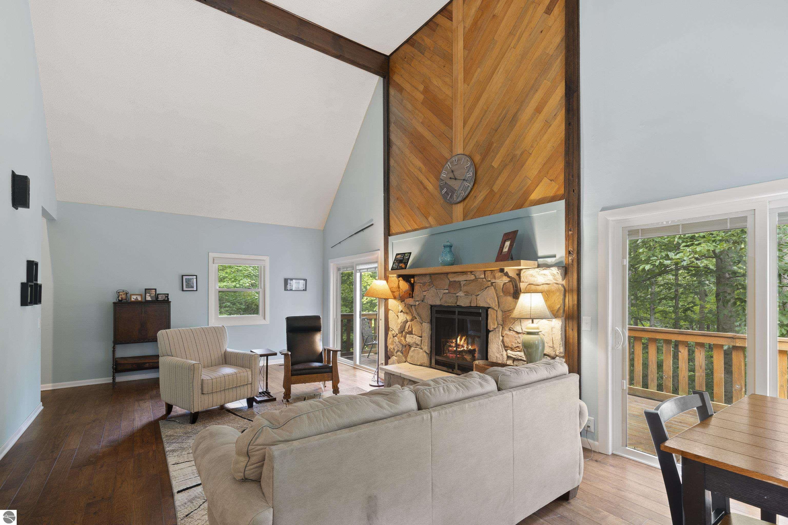 2737 Ellsworth Trail