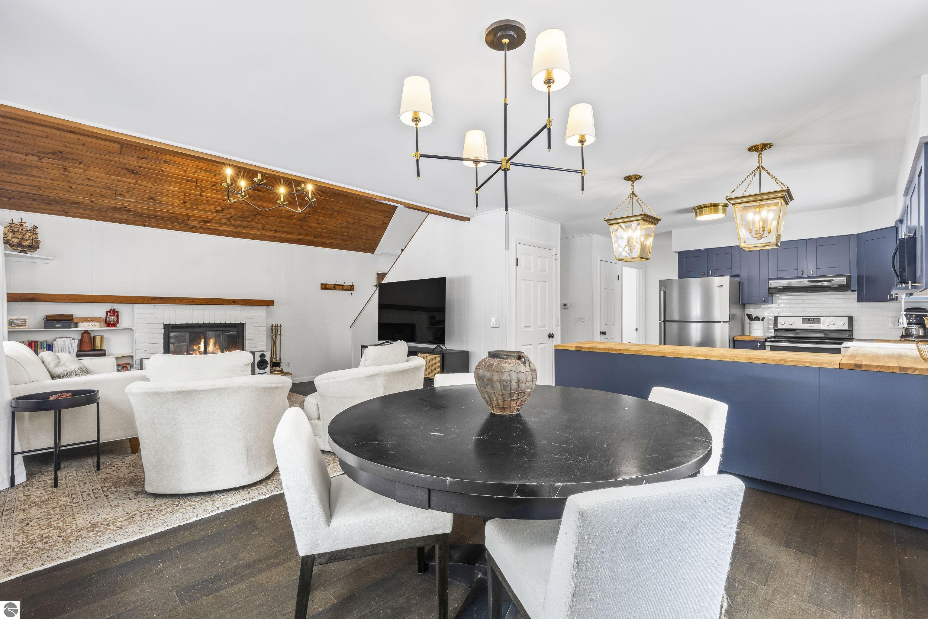 7560 Peaceful Valley Road