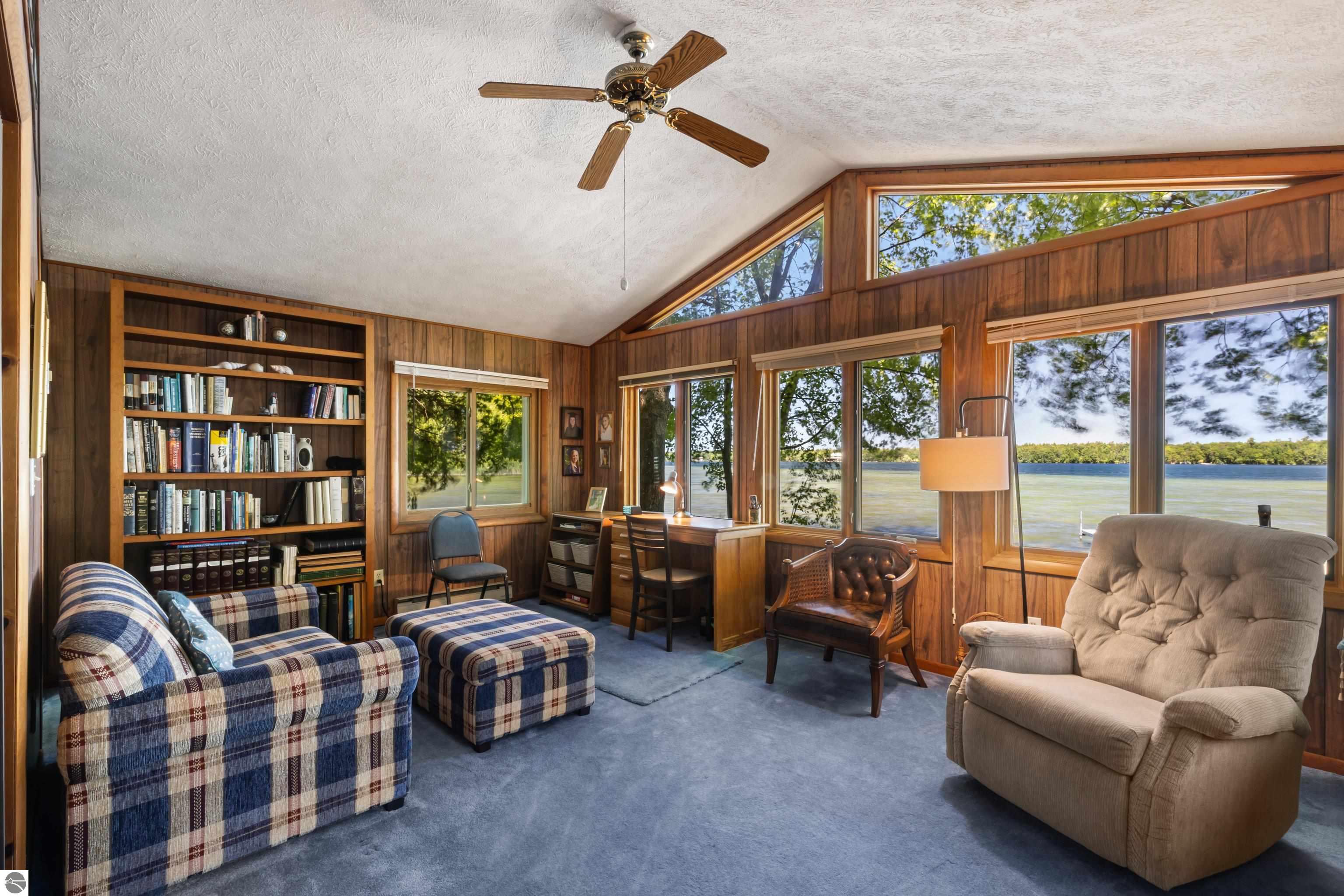 4871 Lakeview Drive