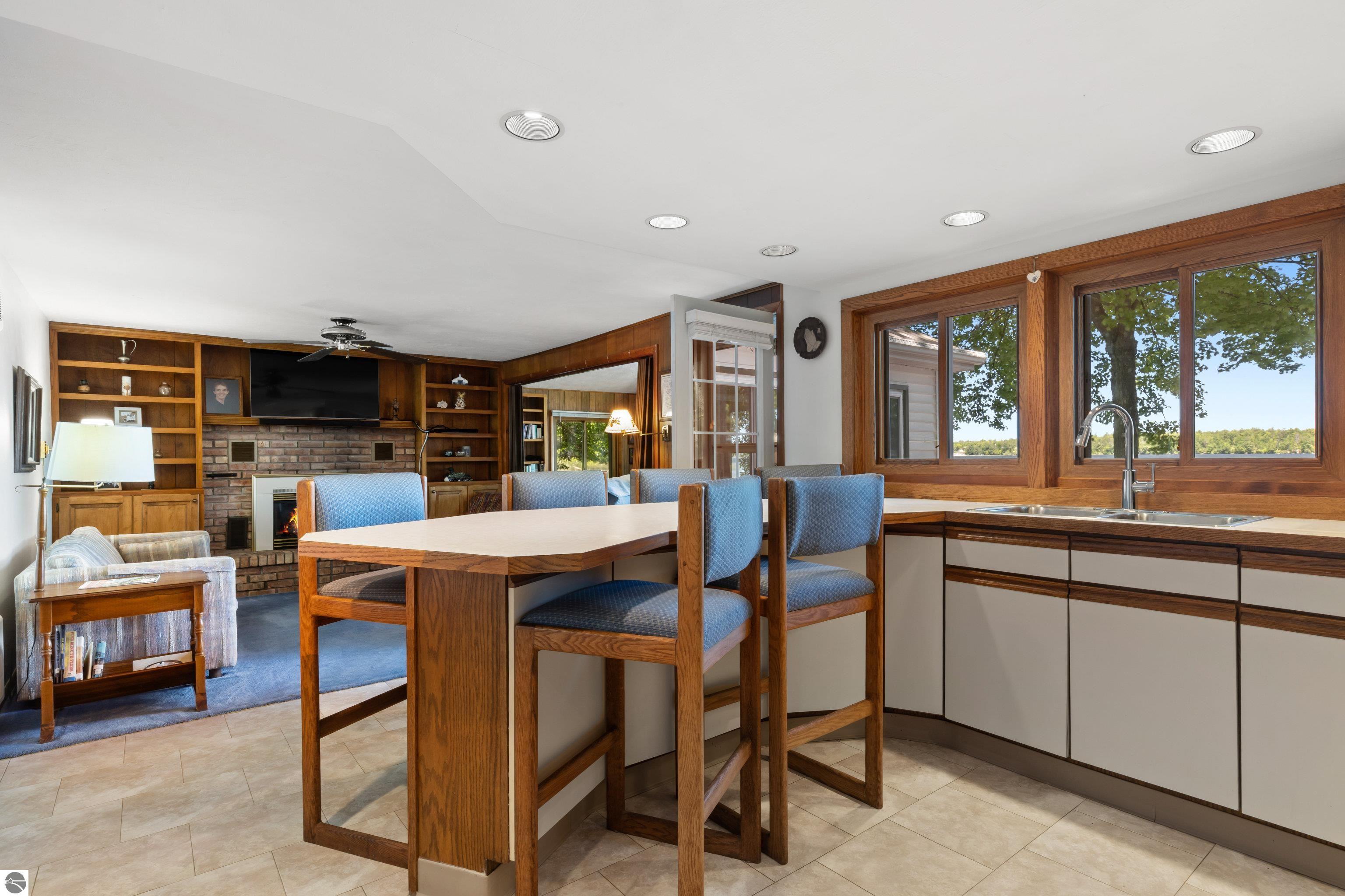 4871 Lakeview Drive