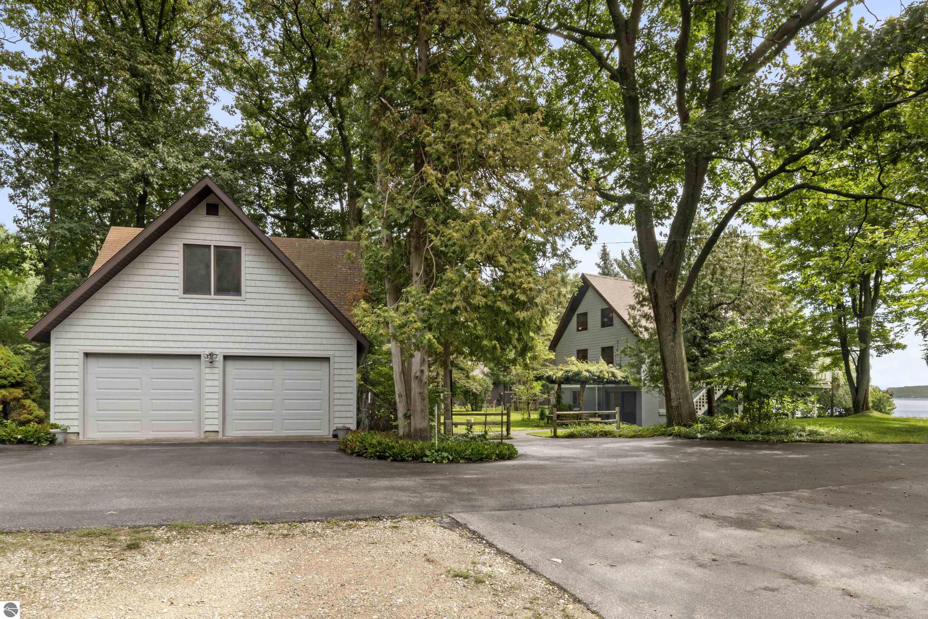 6529 Edgewater Drive