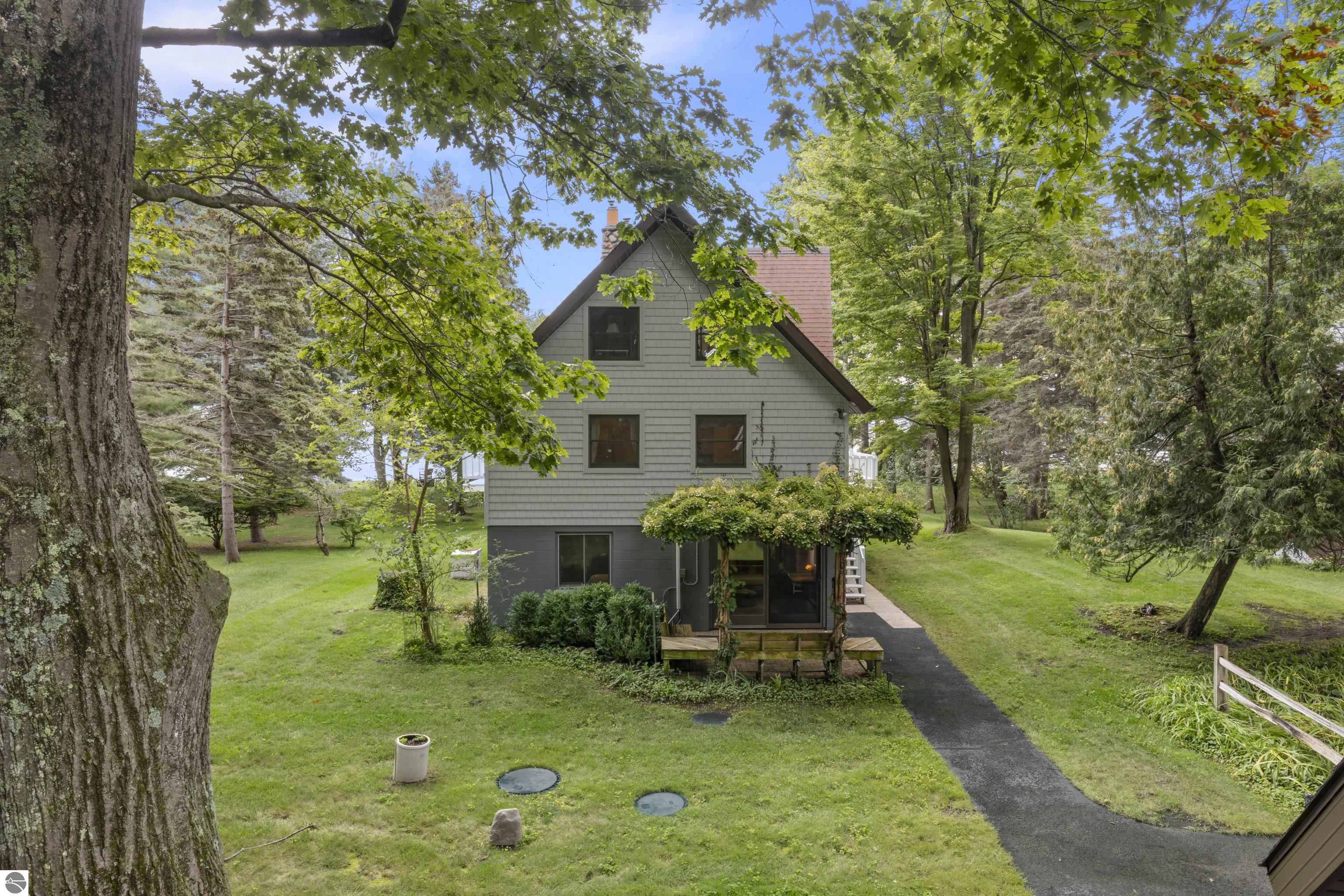 6529 Edgewater Drive