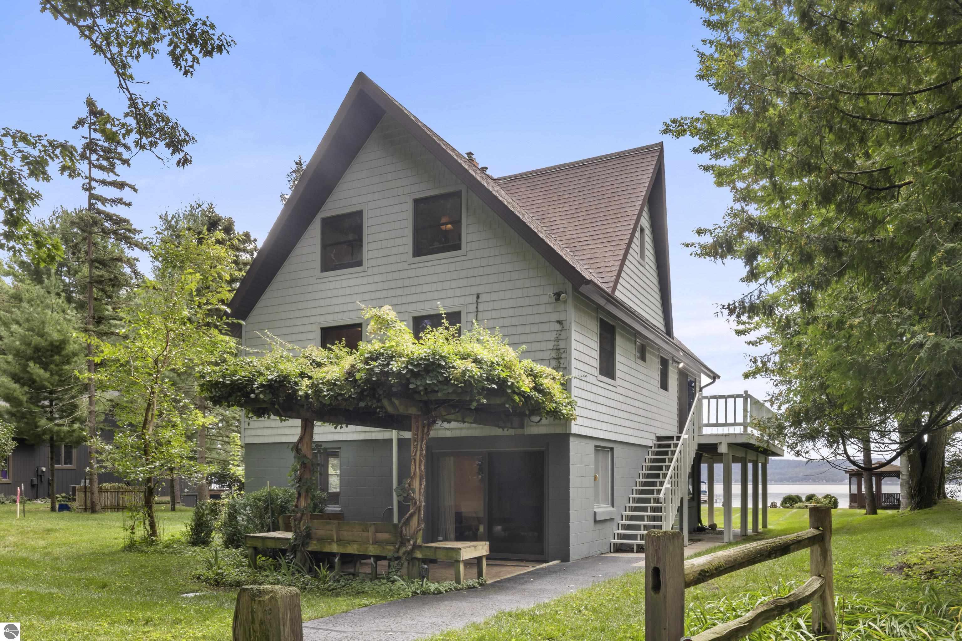 6529 Edgewater Drive