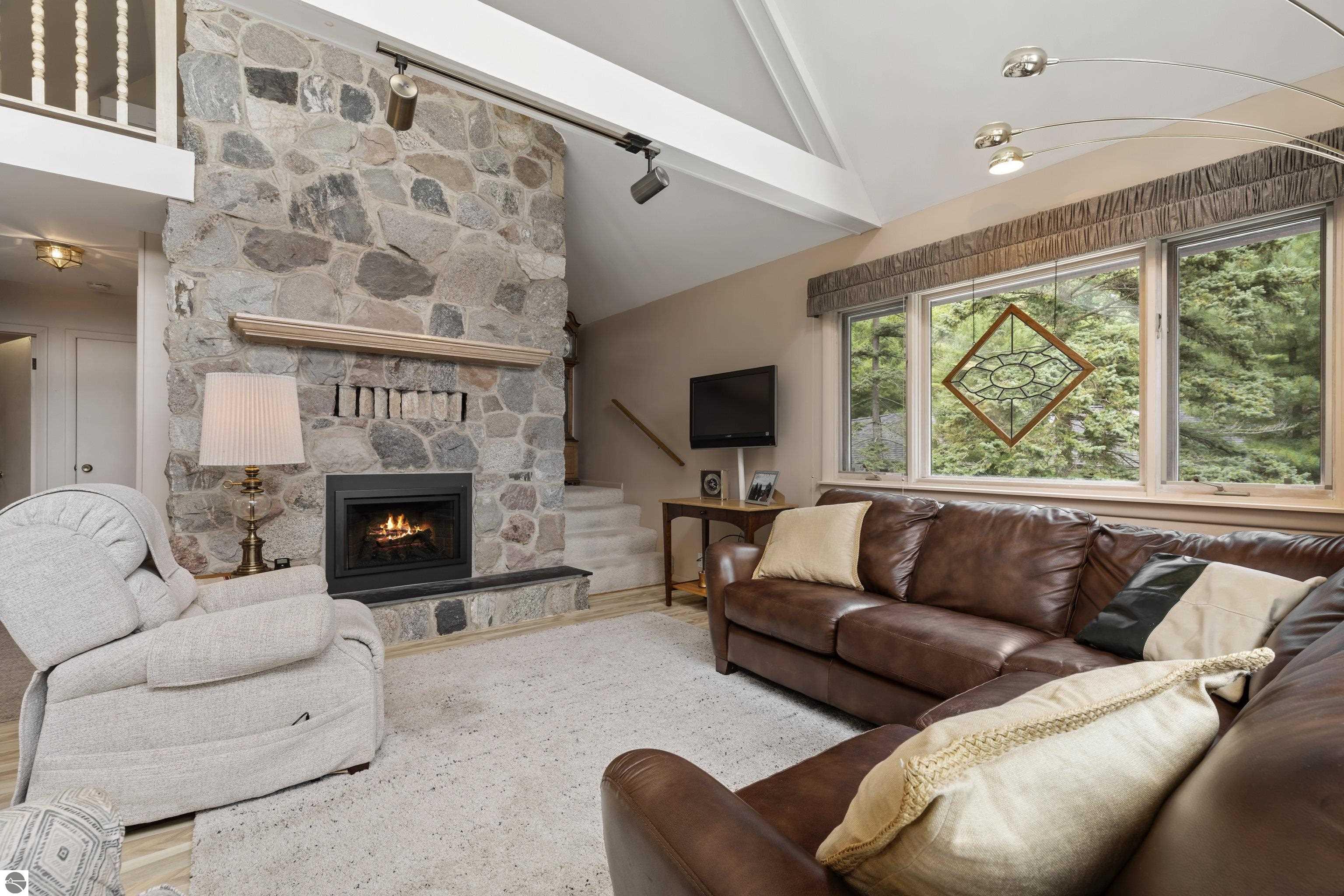 6529 Edgewater Drive