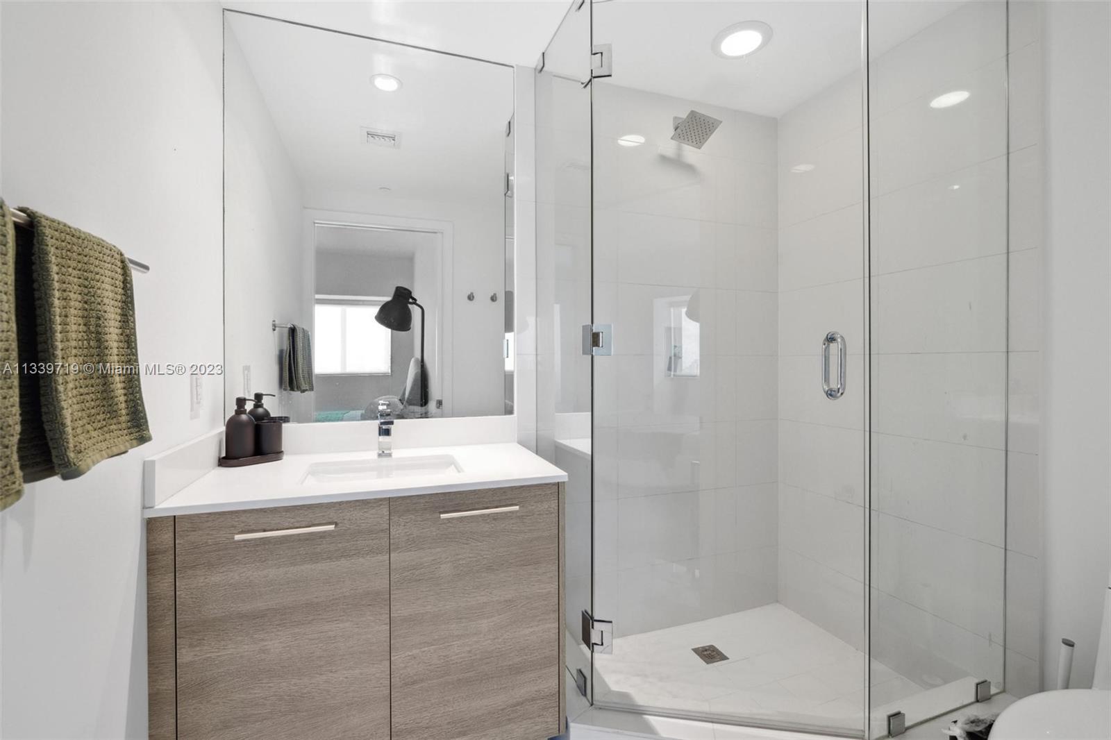 650 NE 32nd St # 1402