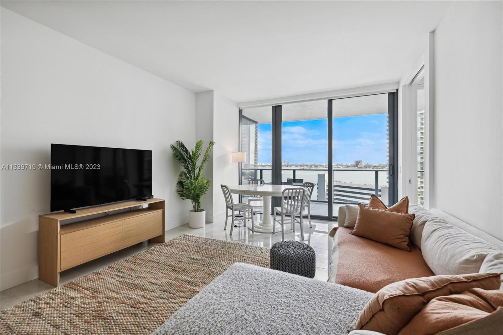 650 NE 32nd St # 1402