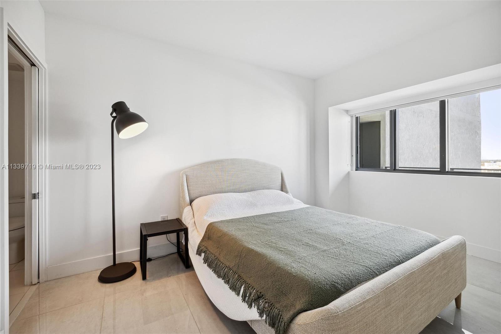 650 NE 32nd St # 1402