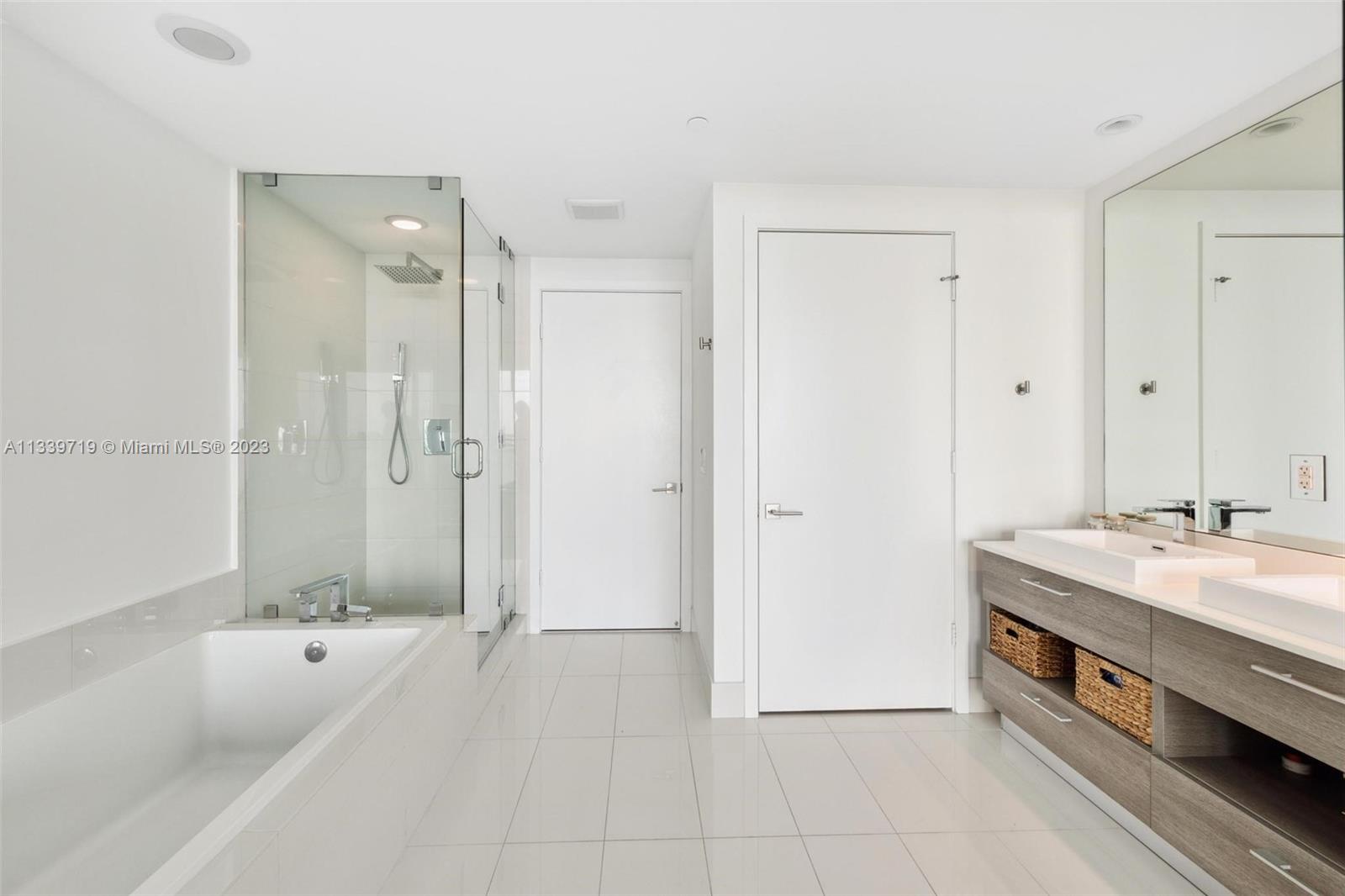 650 NE 32nd St # 1402