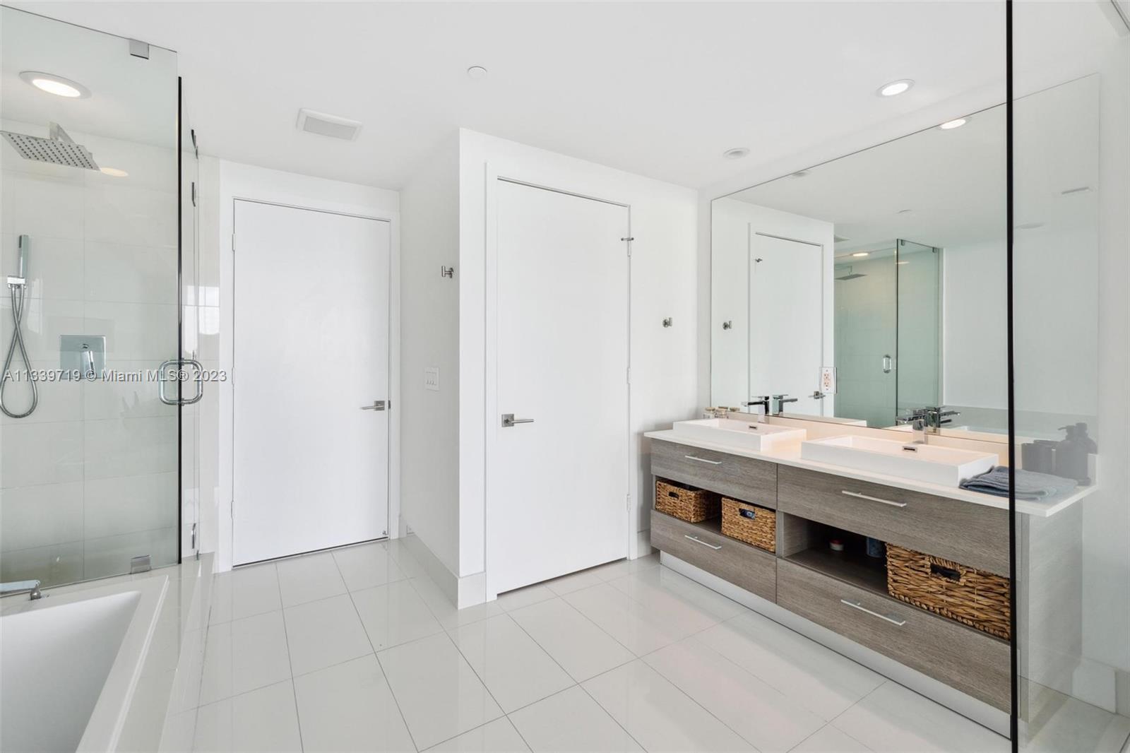 650 NE 32nd St # 1402