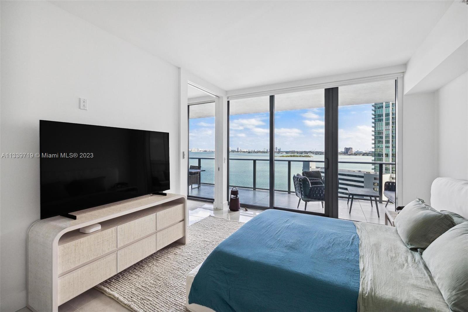 650 NE 32nd St # 1402