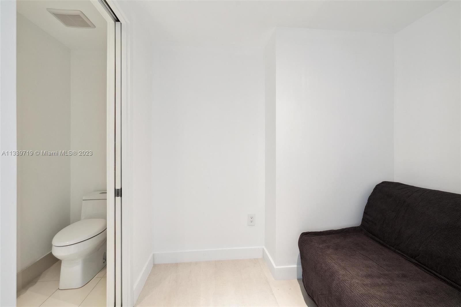 650 NE 32nd St # 1402