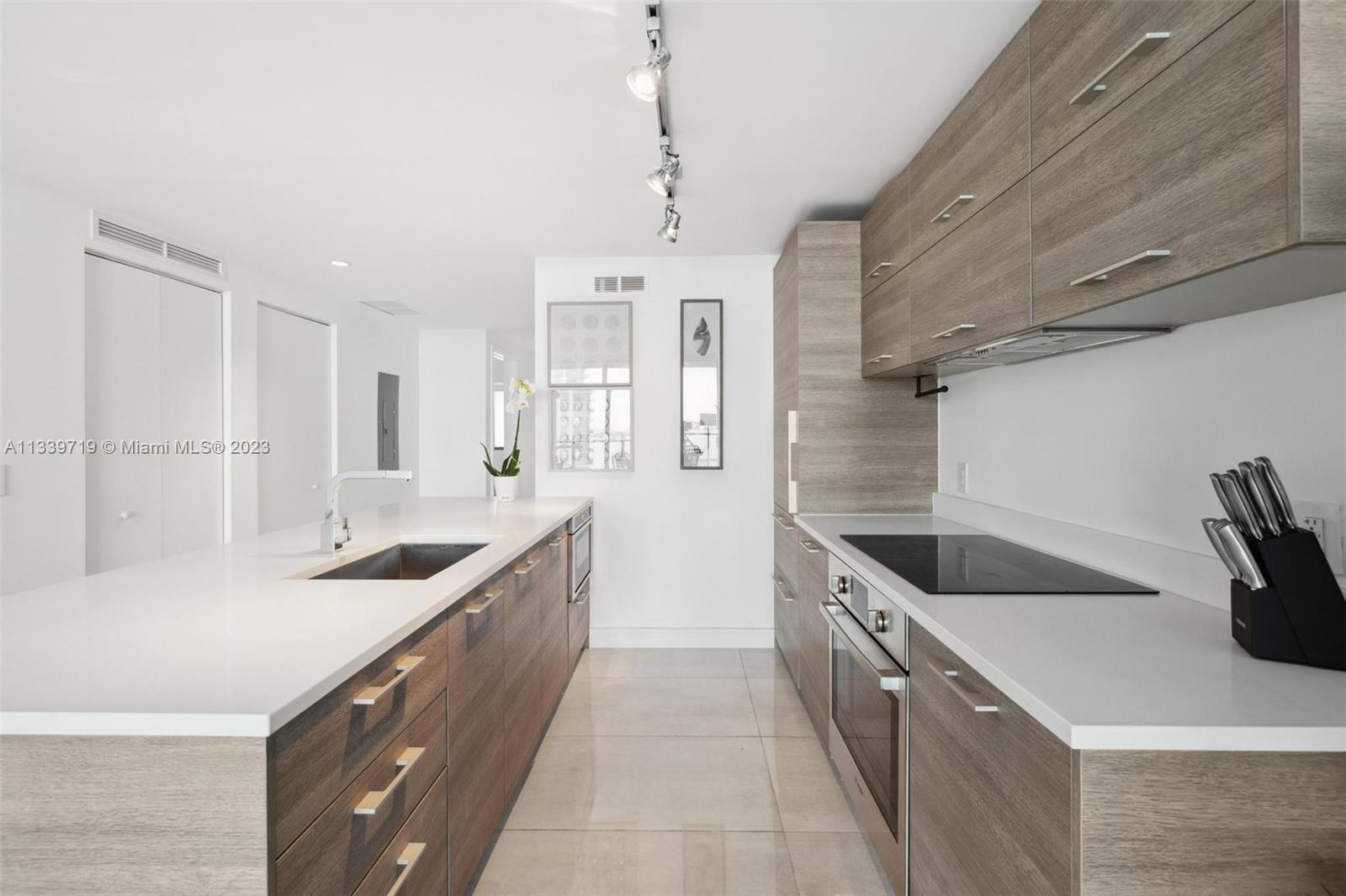 650 NE 32nd St # 1402