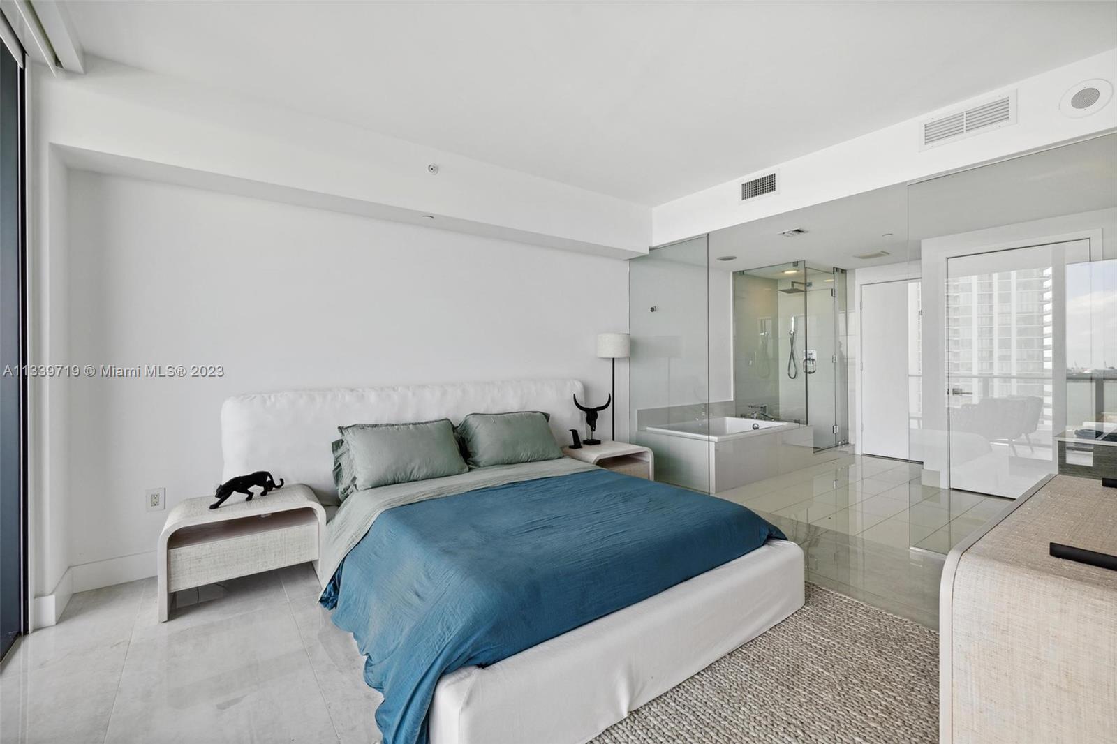 650 NE 32nd St # 1402