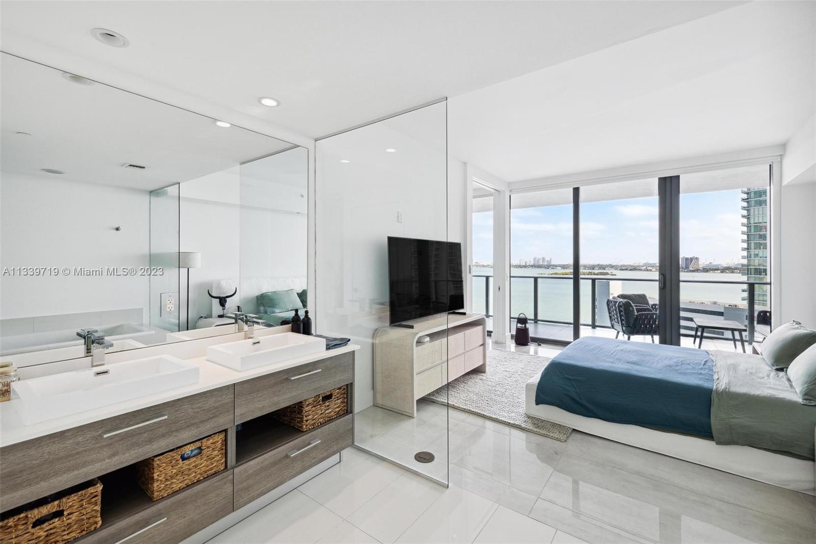 650 NE 32nd St # 1402