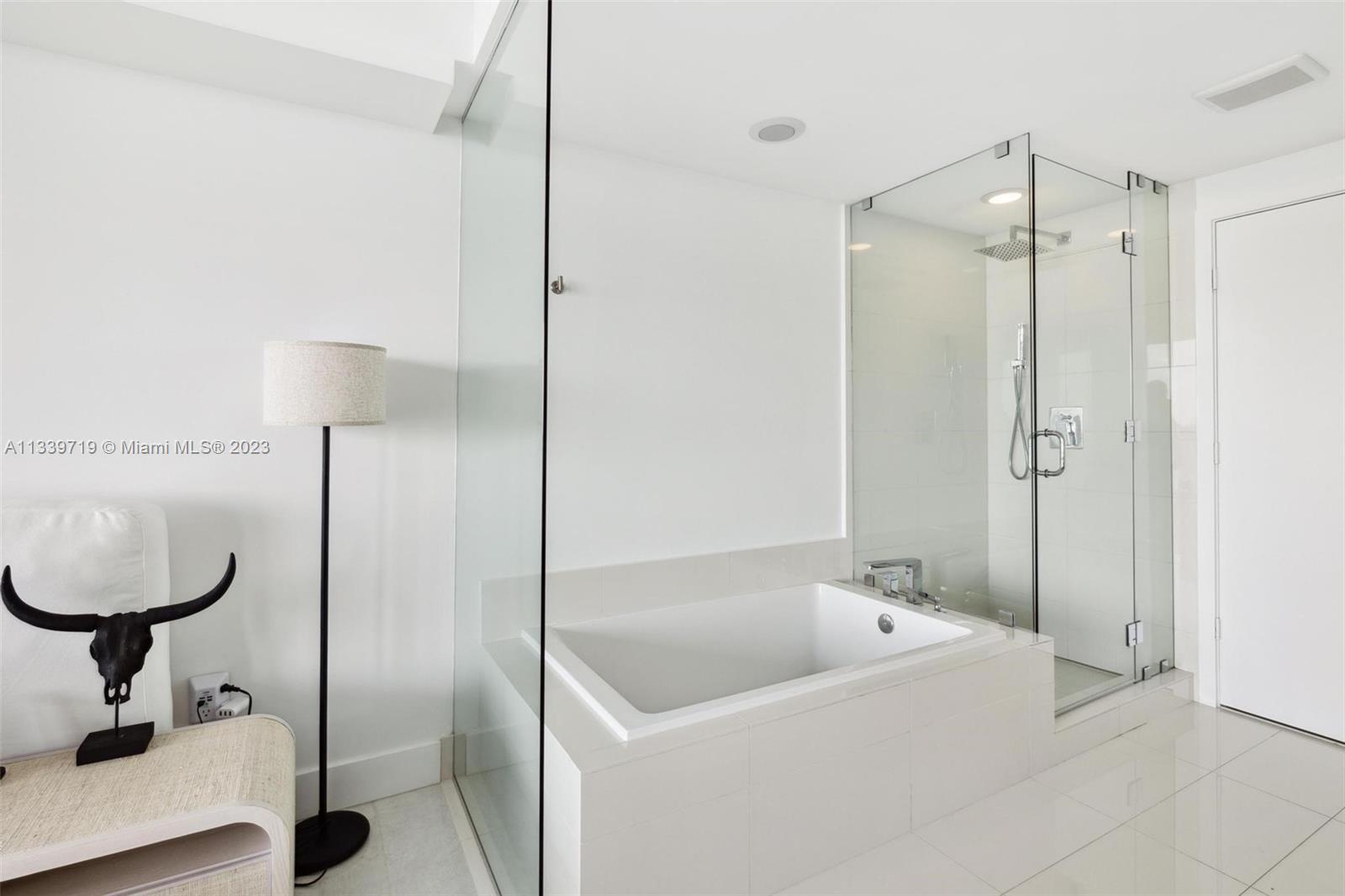 650 NE 32nd St # 1402