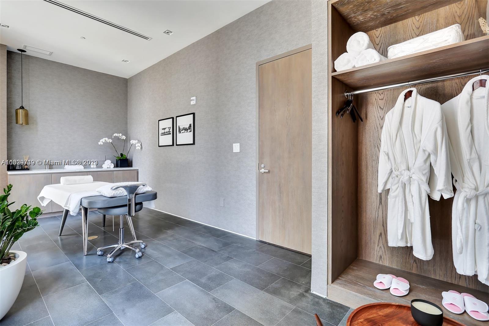 650 NE 32nd St # 1402