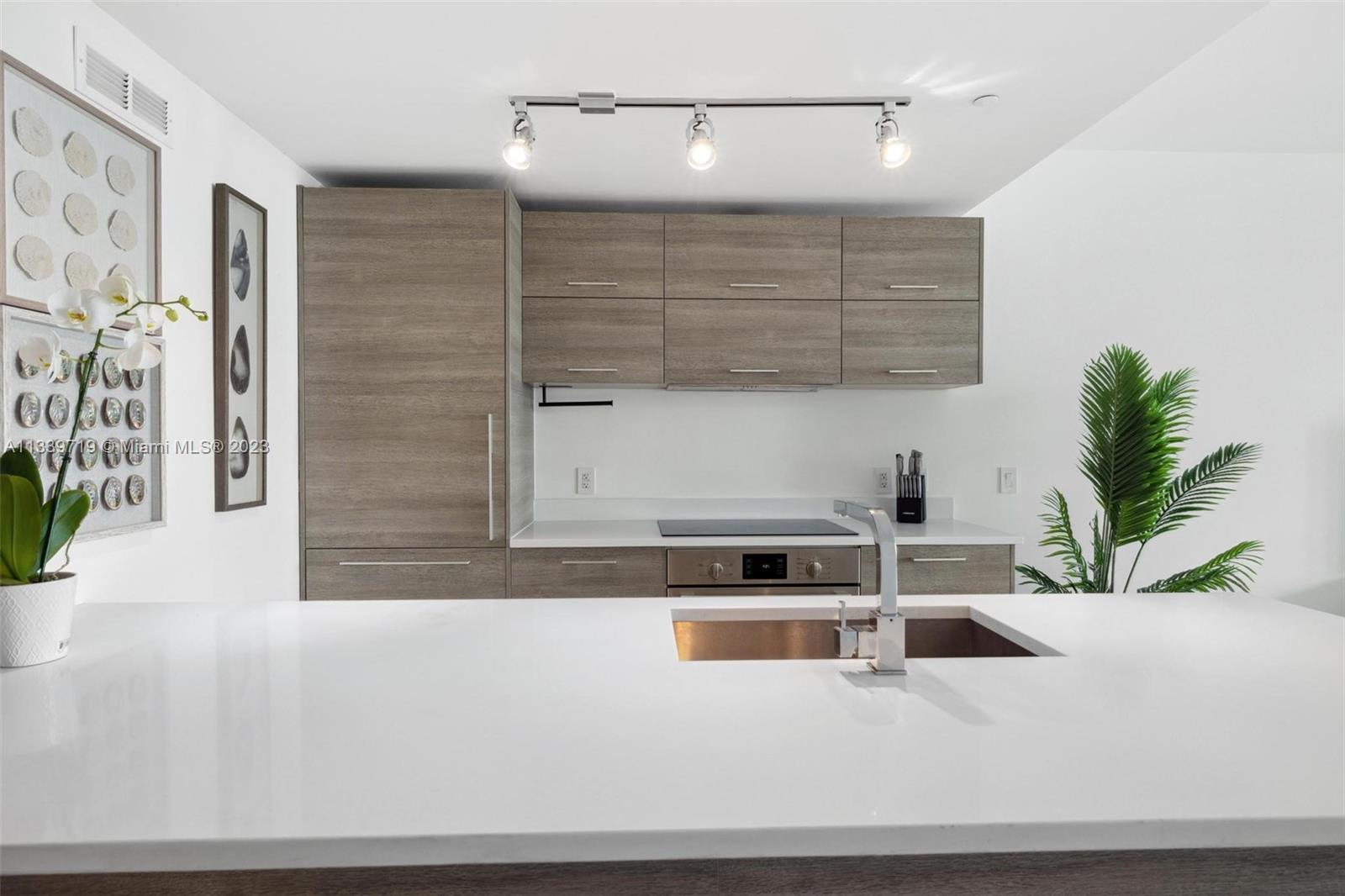 650 NE 32nd St # 1402