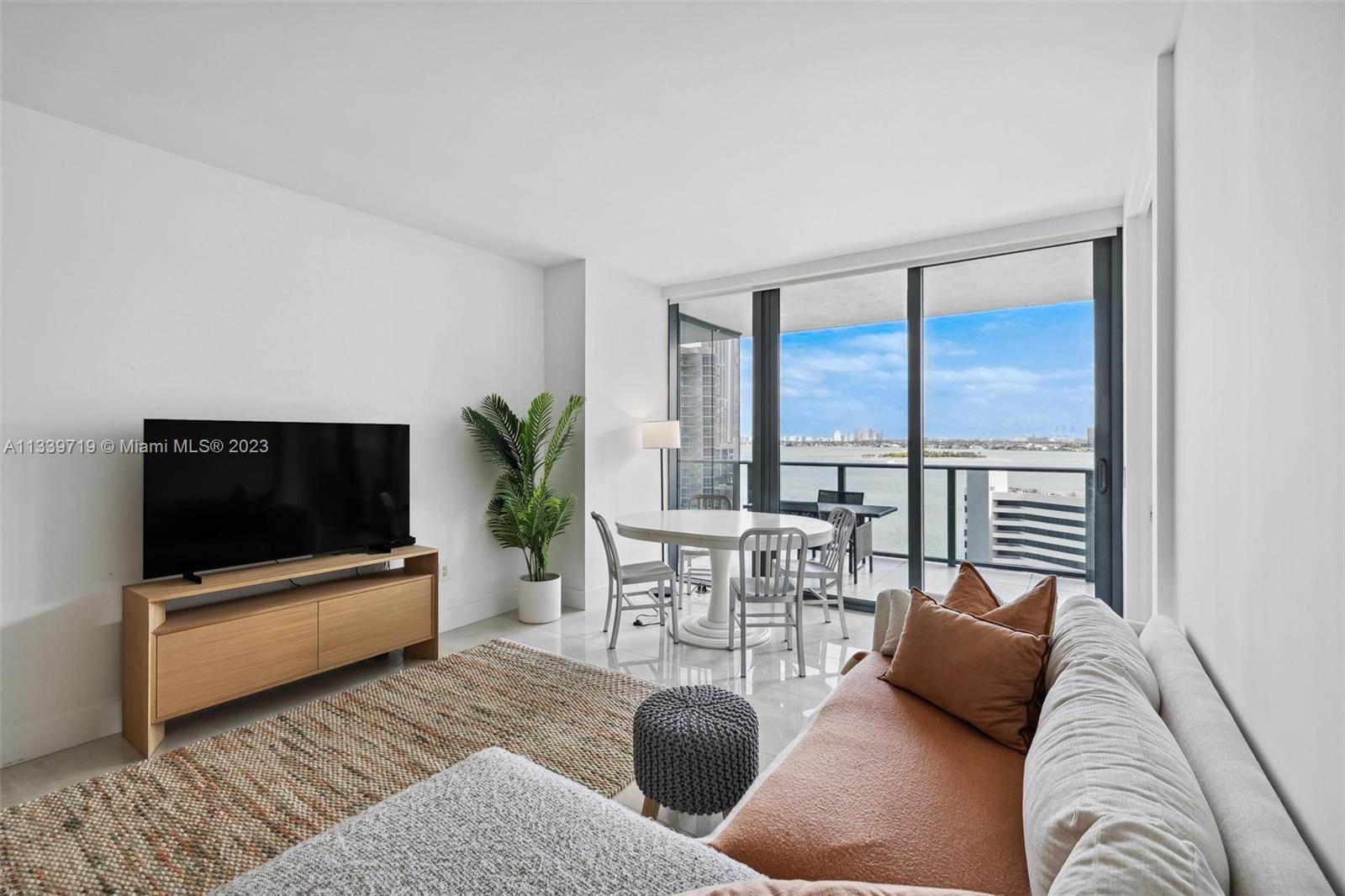 650 NE 32nd St # 1402