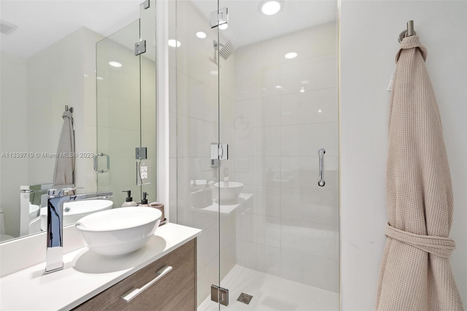 650 NE 32nd St # 1402