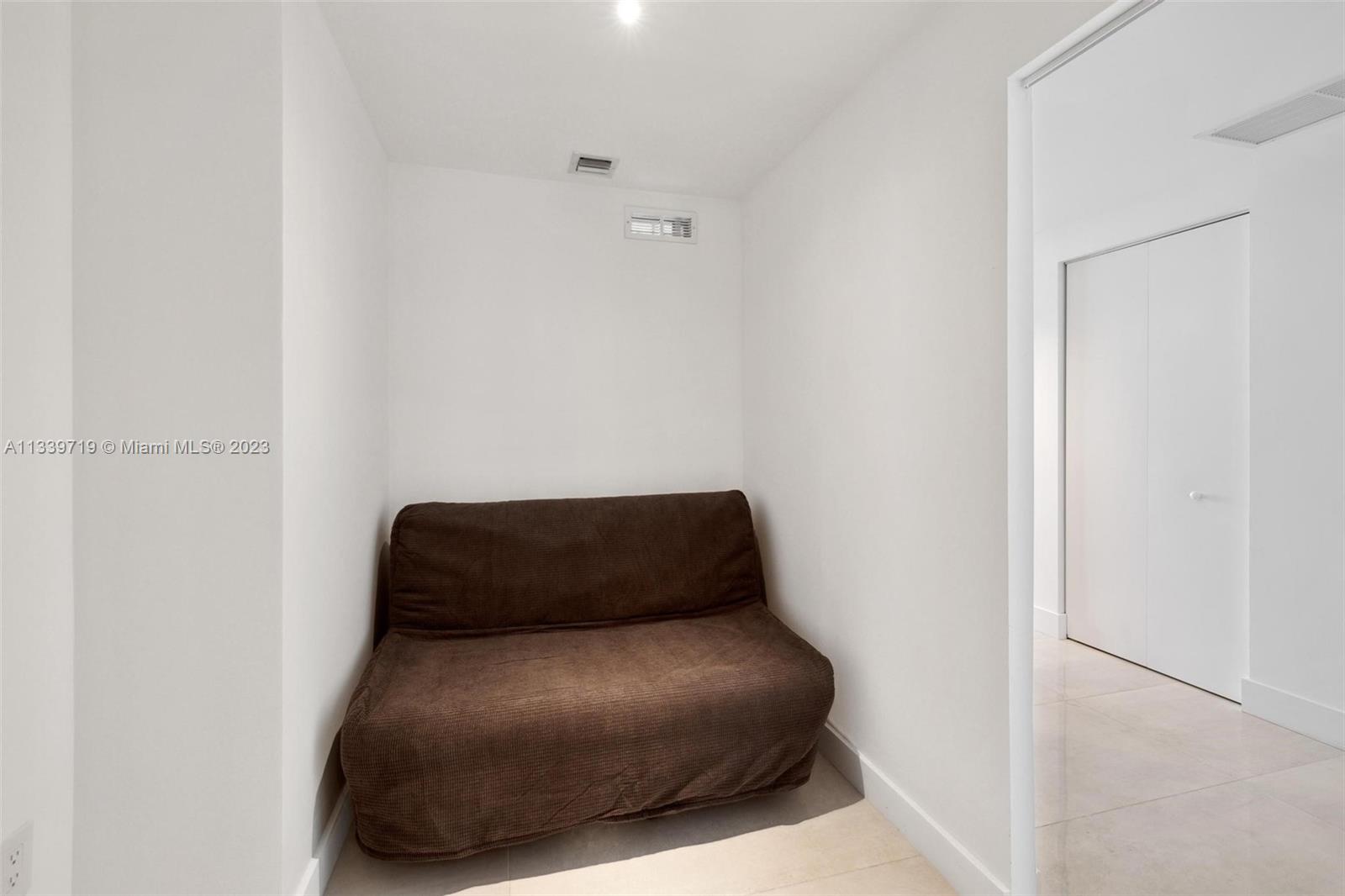 650 NE 32nd St # 1402