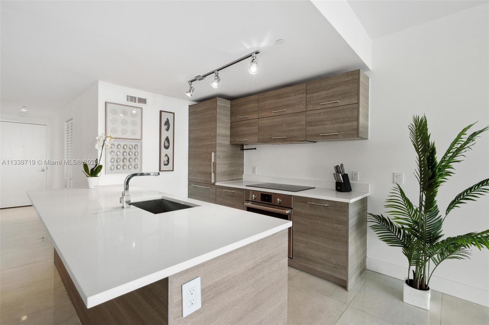 650 NE 32nd St # 1402