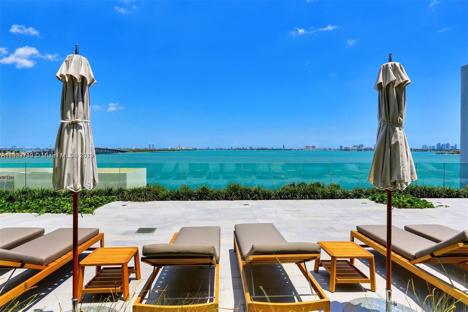 650 NE 32nd St # 1402