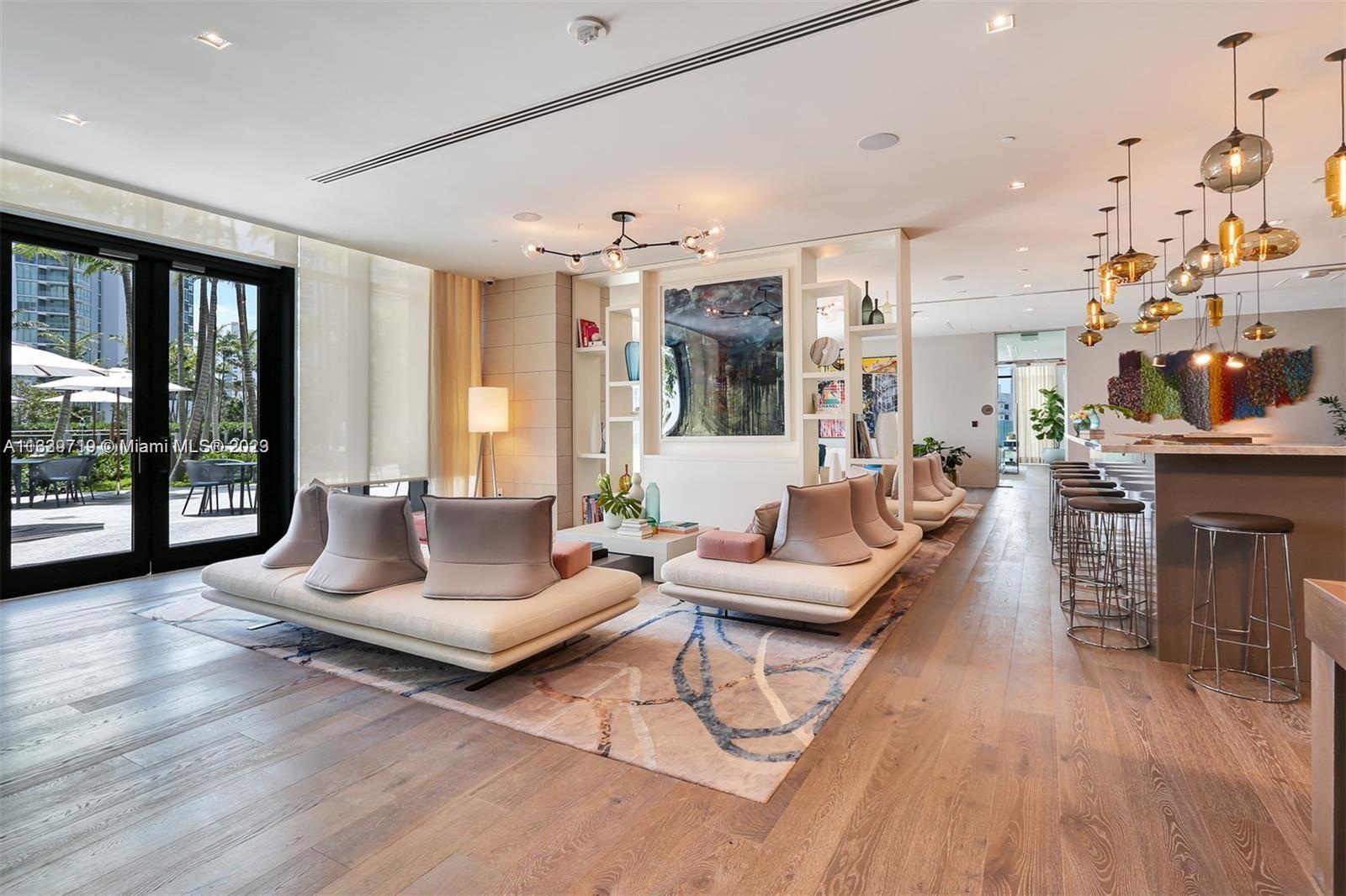 650 NE 32nd St # 1402