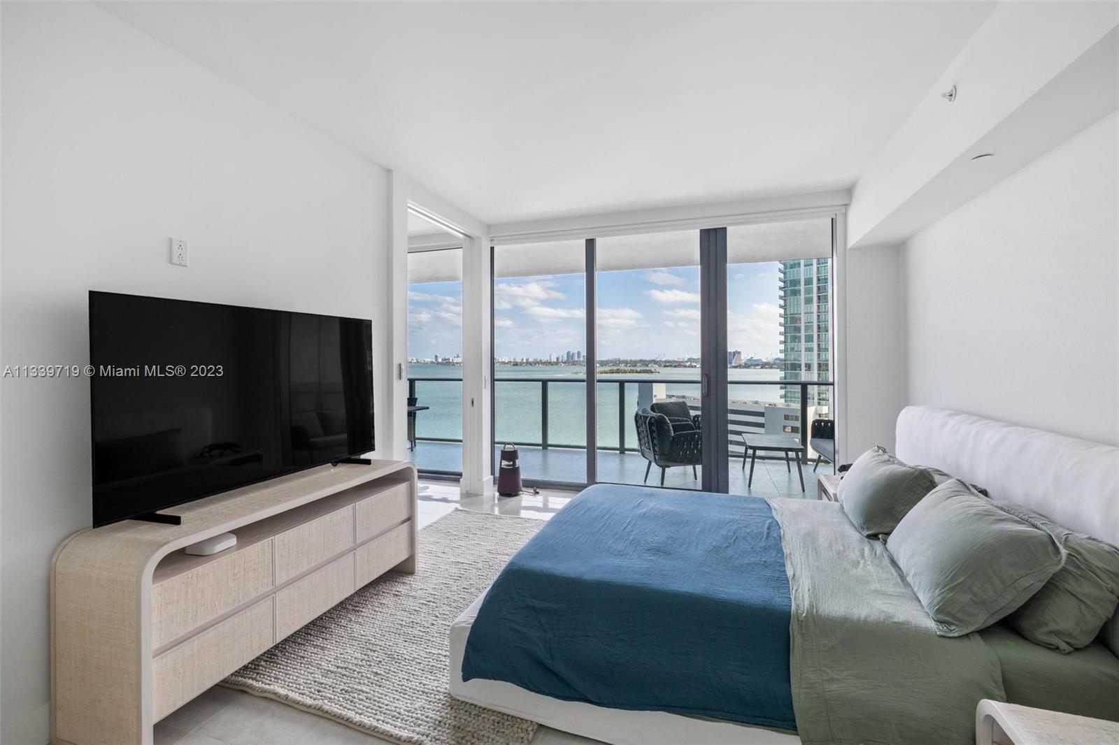 650 NE 32nd St # 1402